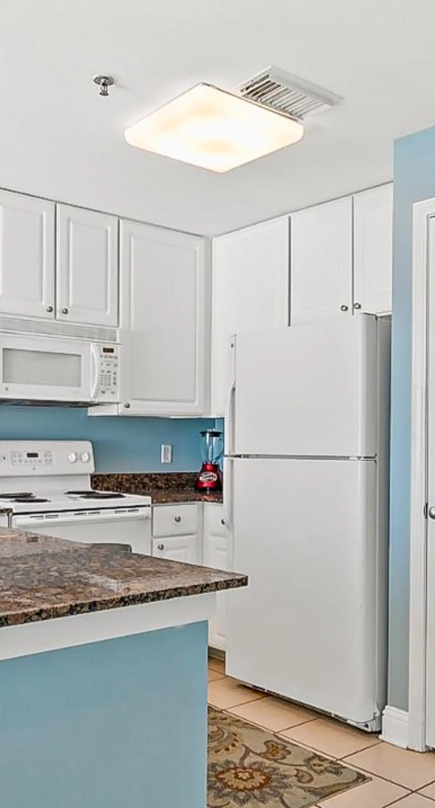 Beachfront Condo w/ Great Gulf View, Balcony, WiFi, Shared Pools/Hot Tub/Saunas