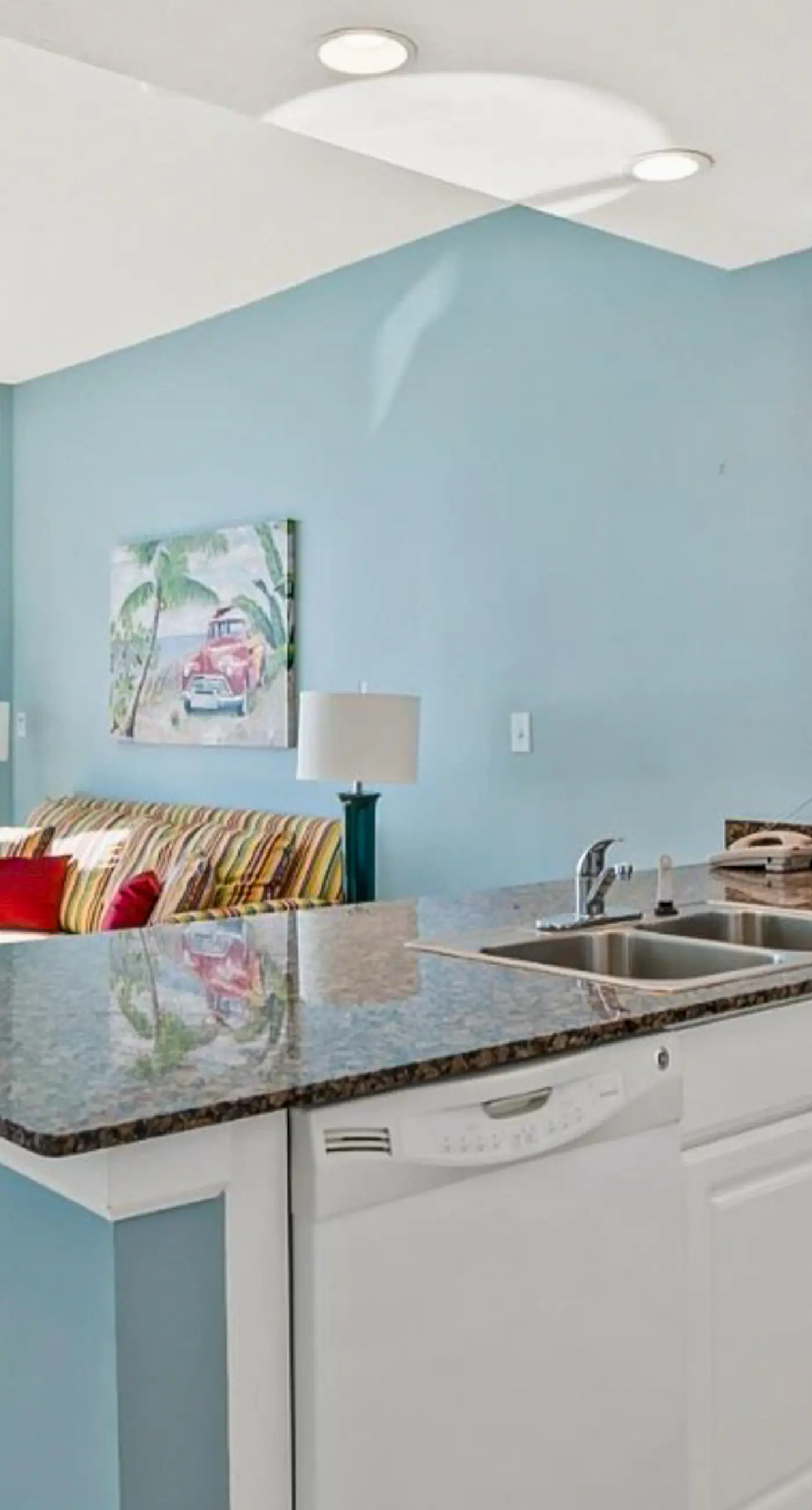 Beachfront Condo w/ Great Gulf View, Balcony, WiFi, Shared Pools/Hot Tub/Saunas