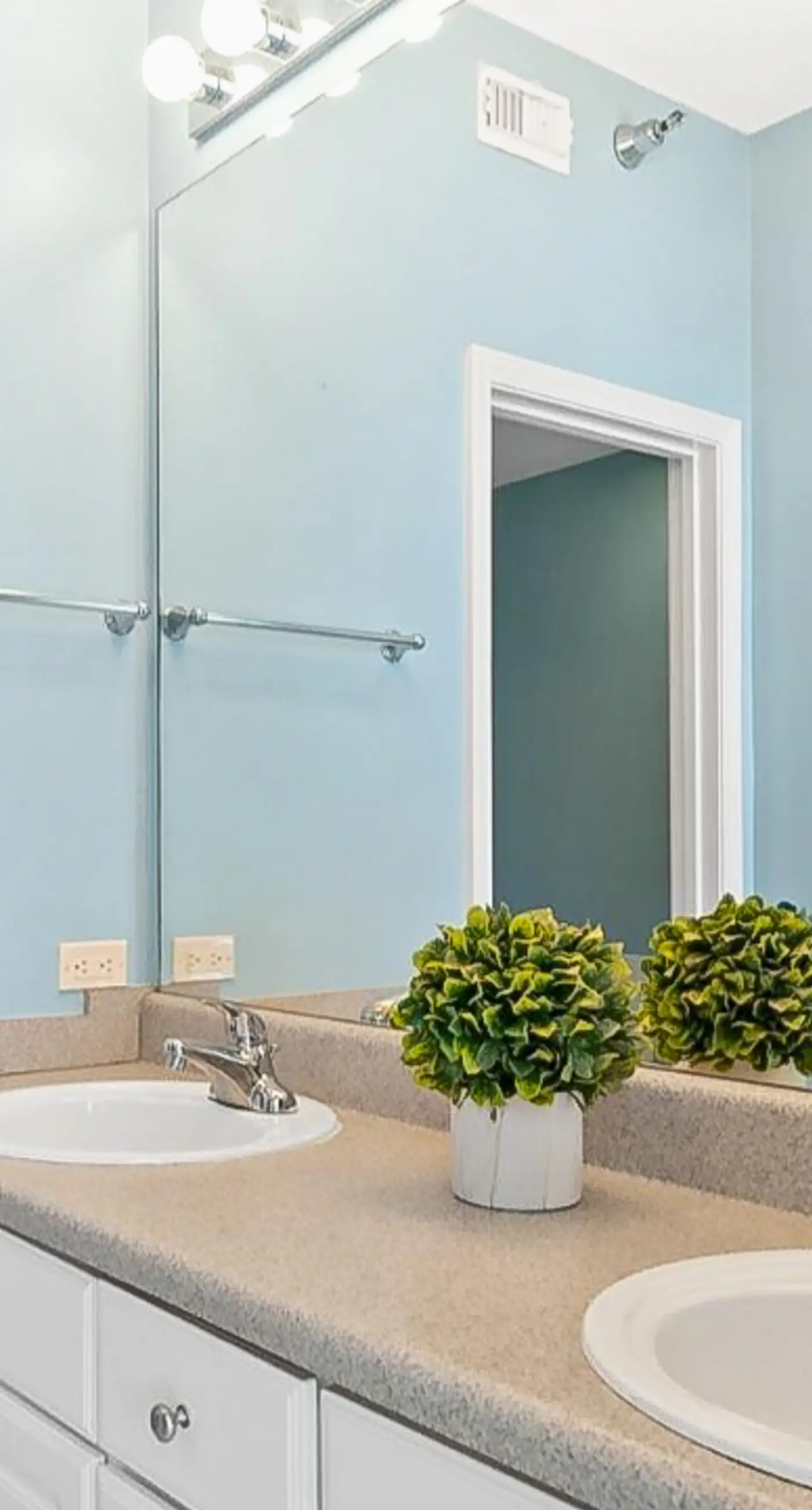 Beachfront Condo w/ Great Gulf View, Balcony, WiFi, Shared Pools/Hot Tub/Saunas