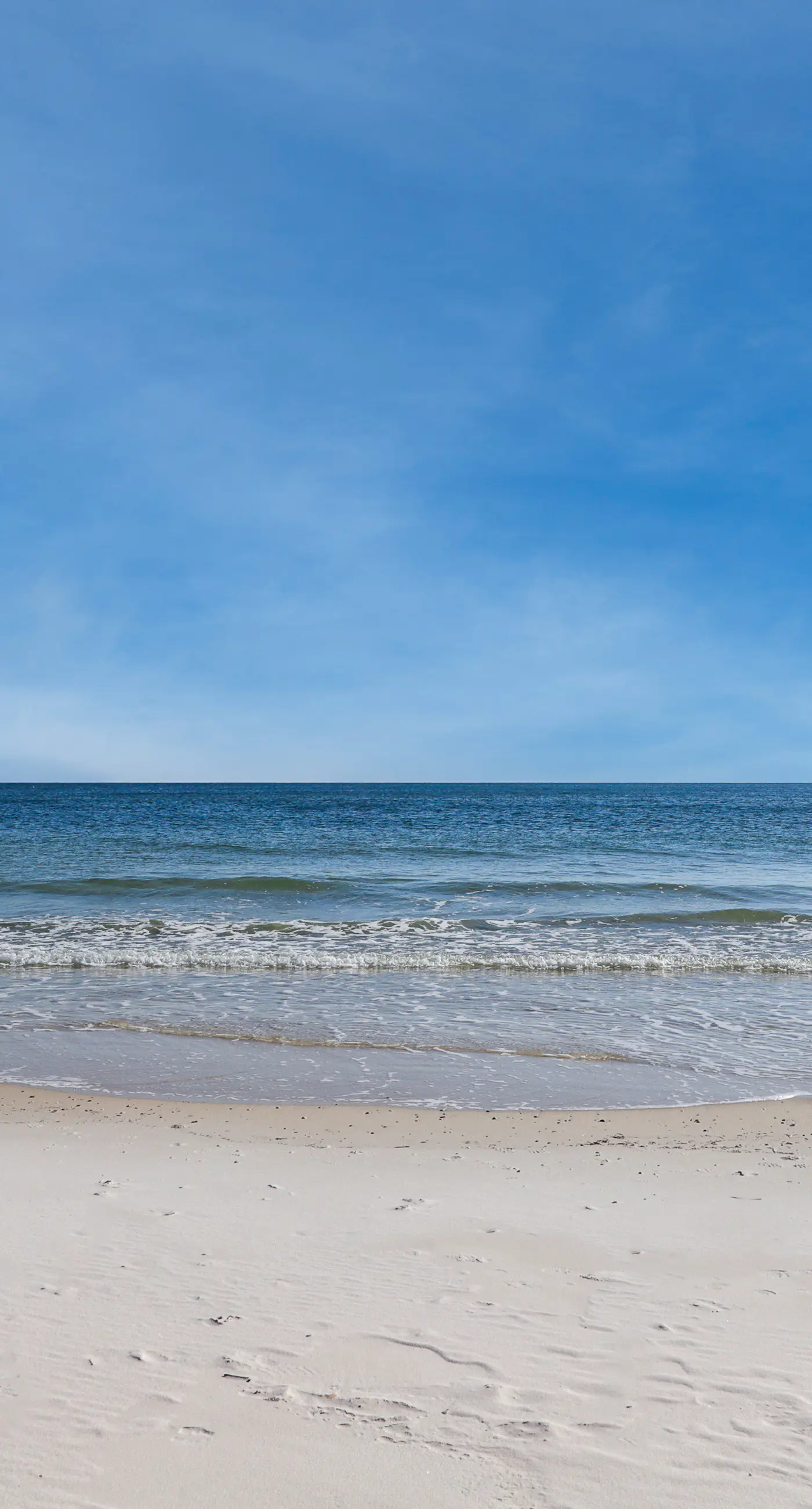 Beachfront Condo w/ Great Gulf View, Balcony, WiFi, Shared Pools/Hot Tub/Saunas