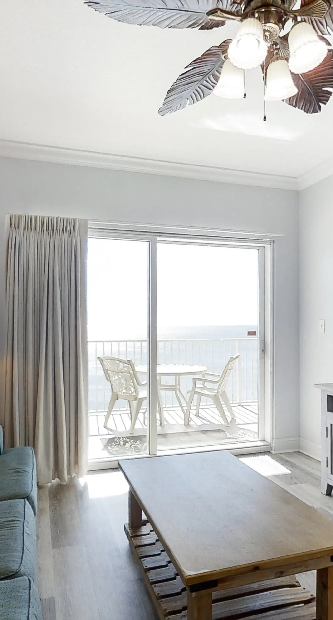 Beachfront Condo wLarge Balcony, Shared Hot Tub, Pool, Sauna, Free WiFi, AC