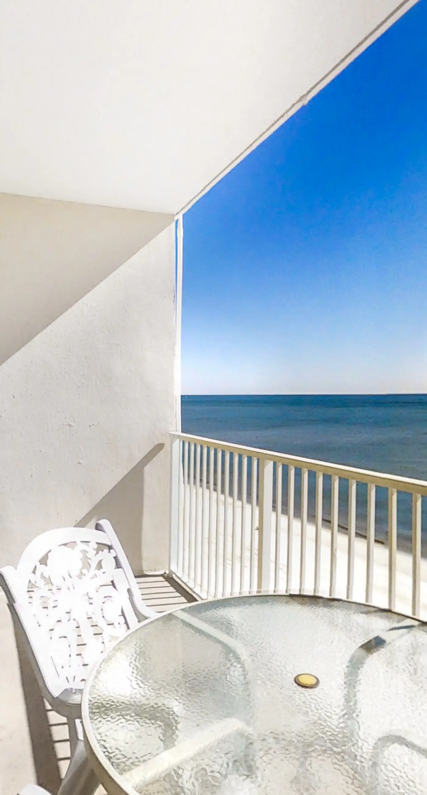 Beachfront Condo wLarge Balcony, Shared Hot Tub, Pool, Sauna, Free WiFi, AC