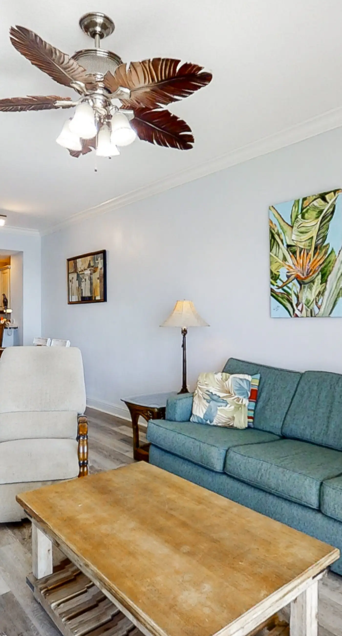 Beachfront Condo wLarge Balcony, Shared Hot Tub, Pool, Sauna, Free WiFi, AC