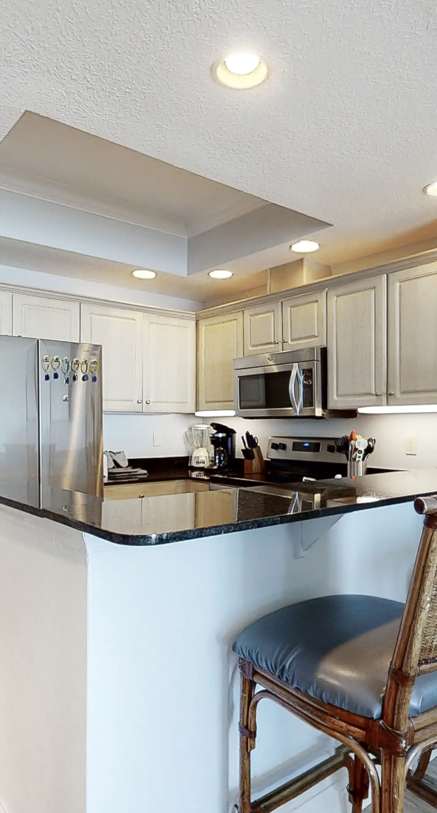 Beachfront Condo wLarge Balcony, Shared Hot Tub, Pool, Sauna, Free WiFi, AC