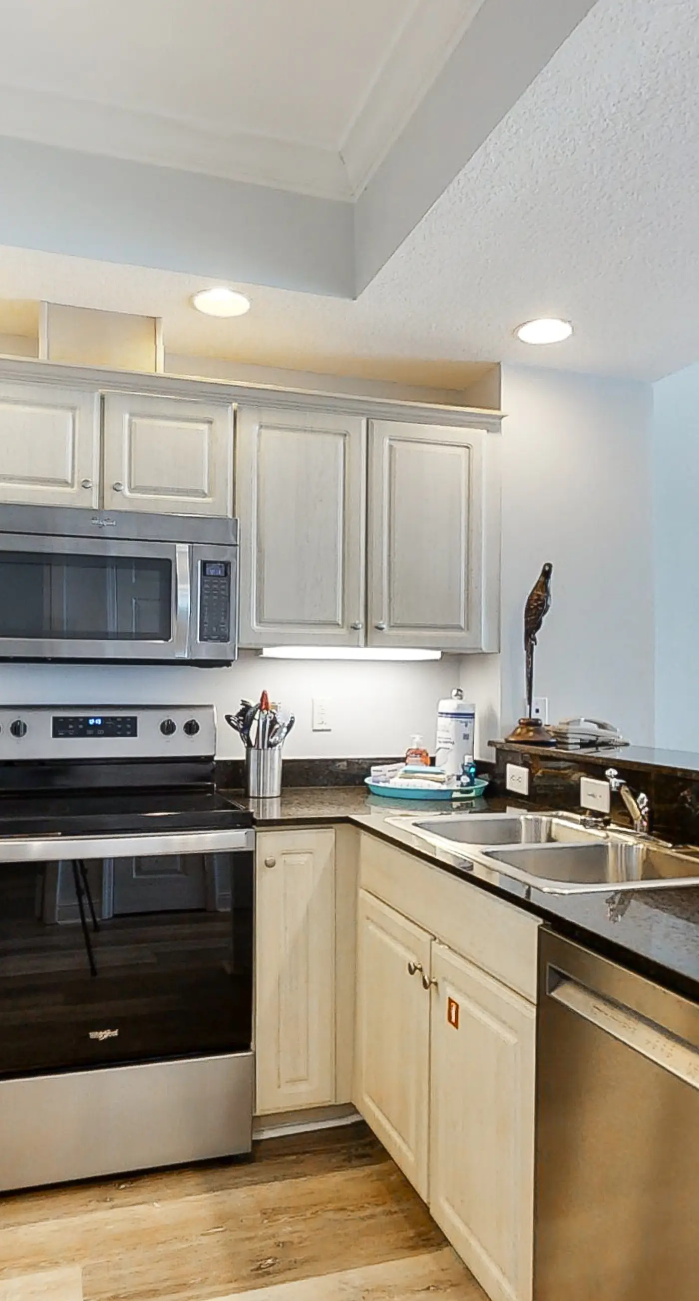 Beachfront Condo wLarge Balcony, Shared Hot Tub, Pool, Sauna, Free WiFi, AC