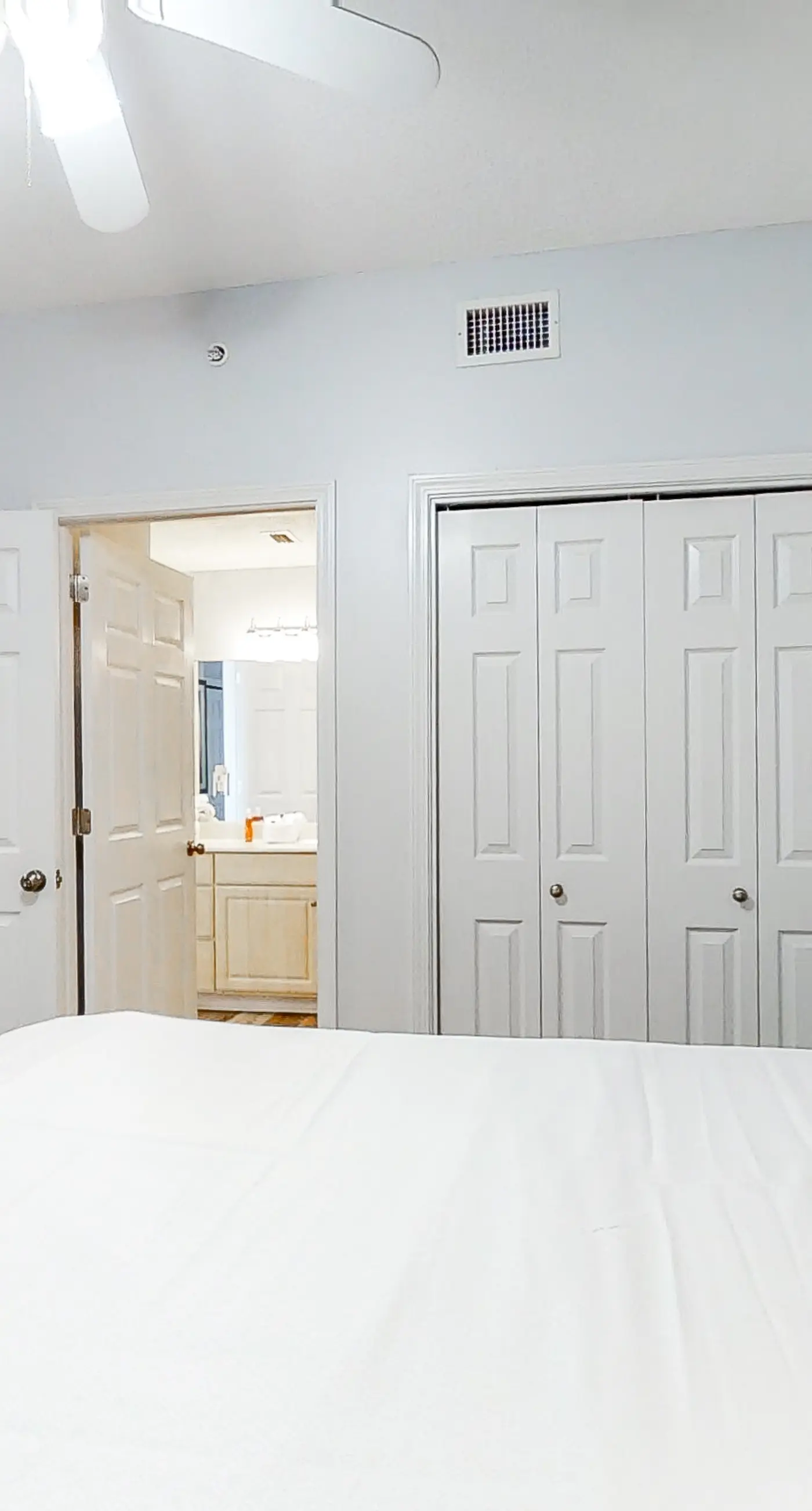 Beachfront Condo wLarge Balcony, Shared Hot Tub, Pool, Sauna, Free WiFi, AC