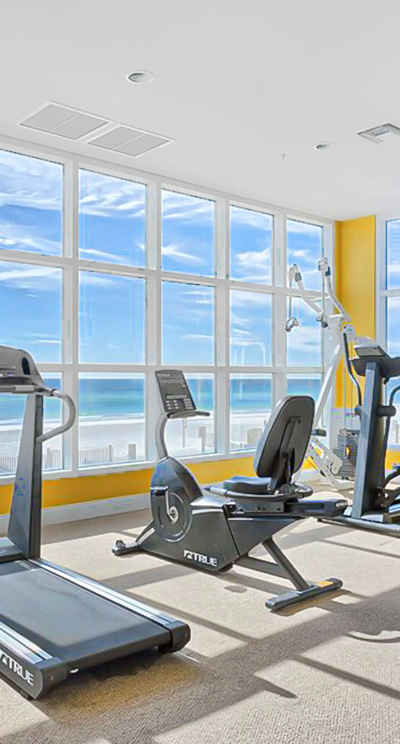 Beachfront Condo wLarge Balcony, Shared Hot Tub, Pool, Sauna, Free WiFi, AC