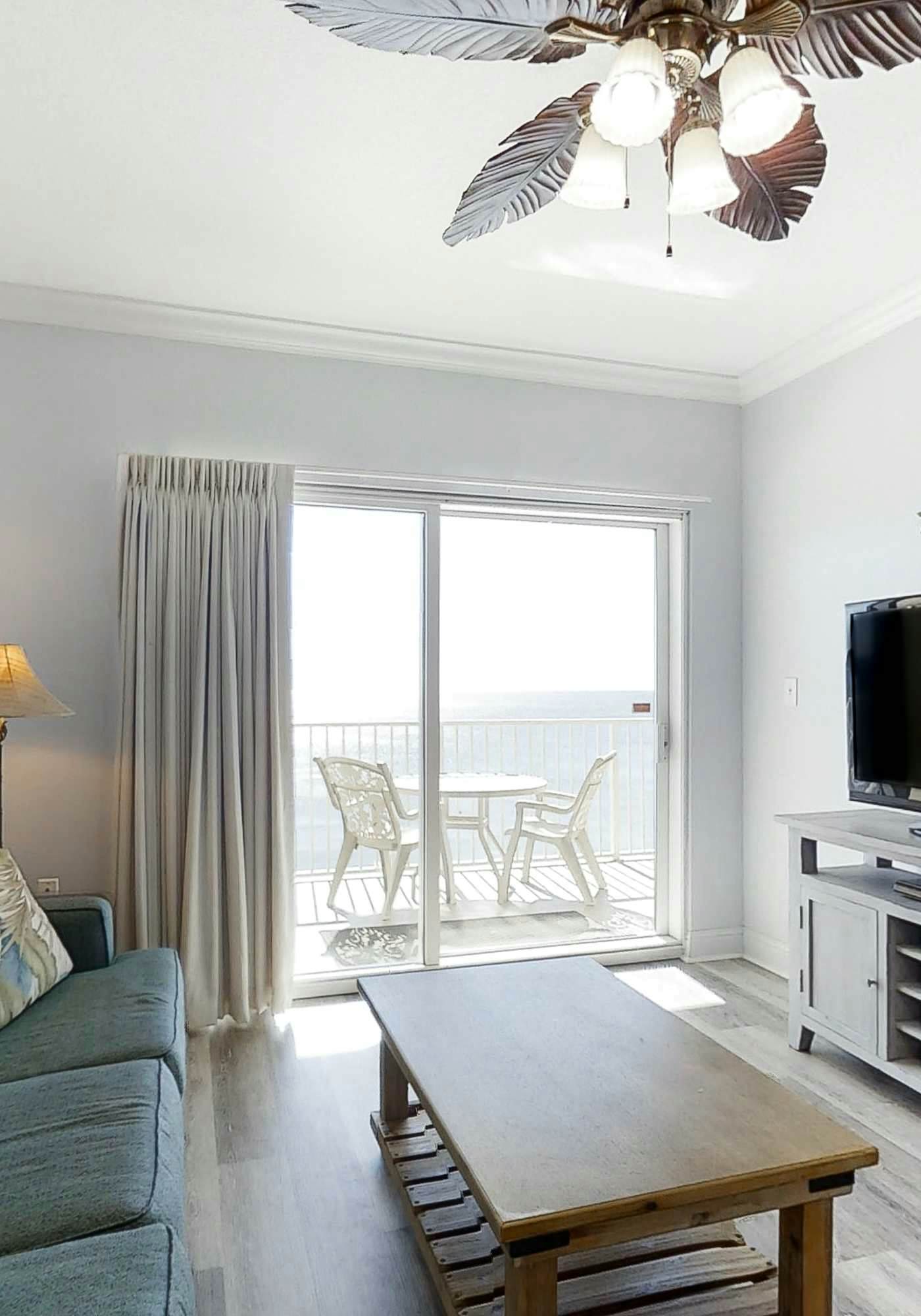 Beachfront Condo wLarge Balcony, Shared Hot Tub, Pool, Sauna, Free WiFi, AC