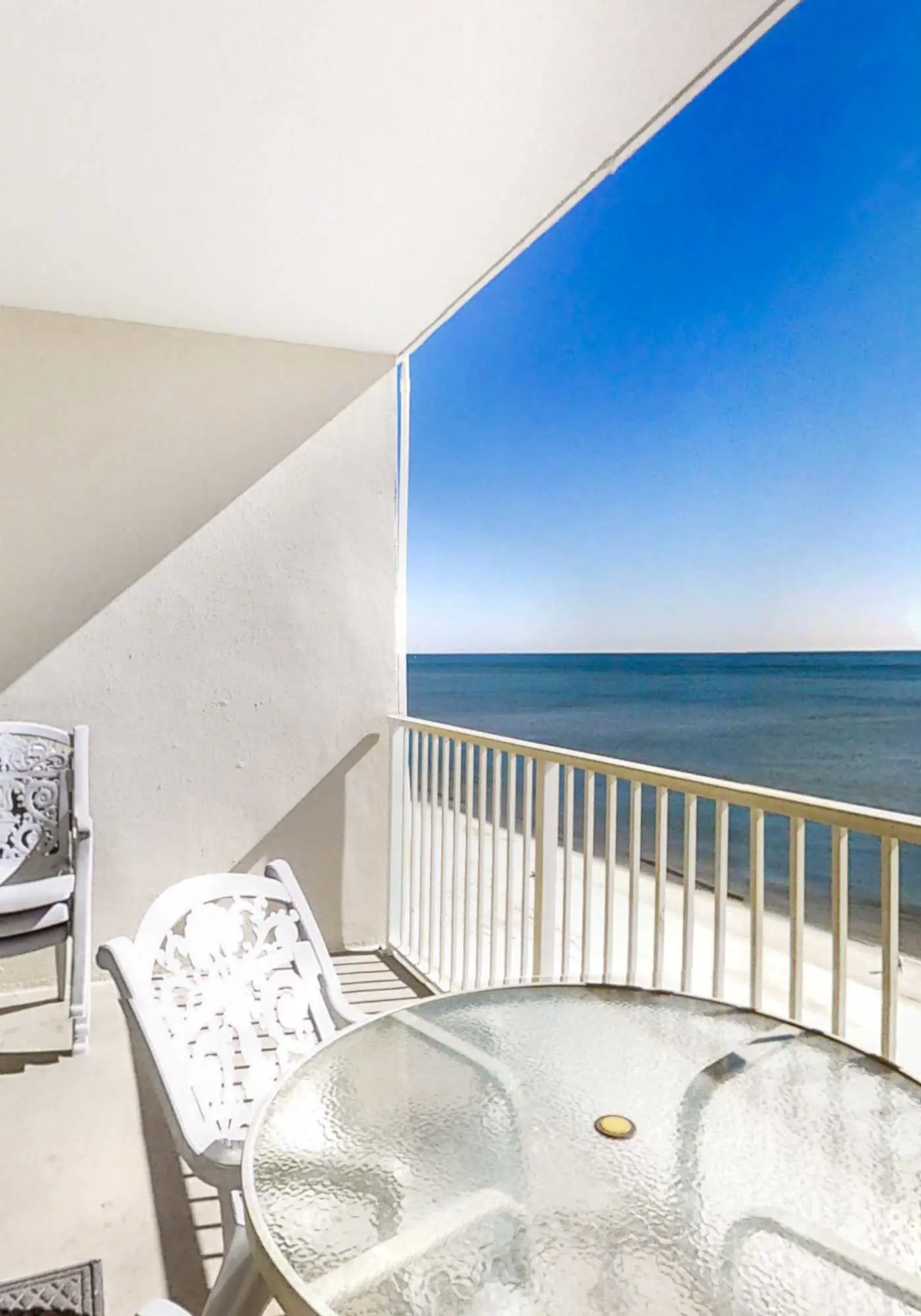 Beachfront Condo wLarge Balcony, Shared Hot Tub, Pool, Sauna, Free WiFi, AC