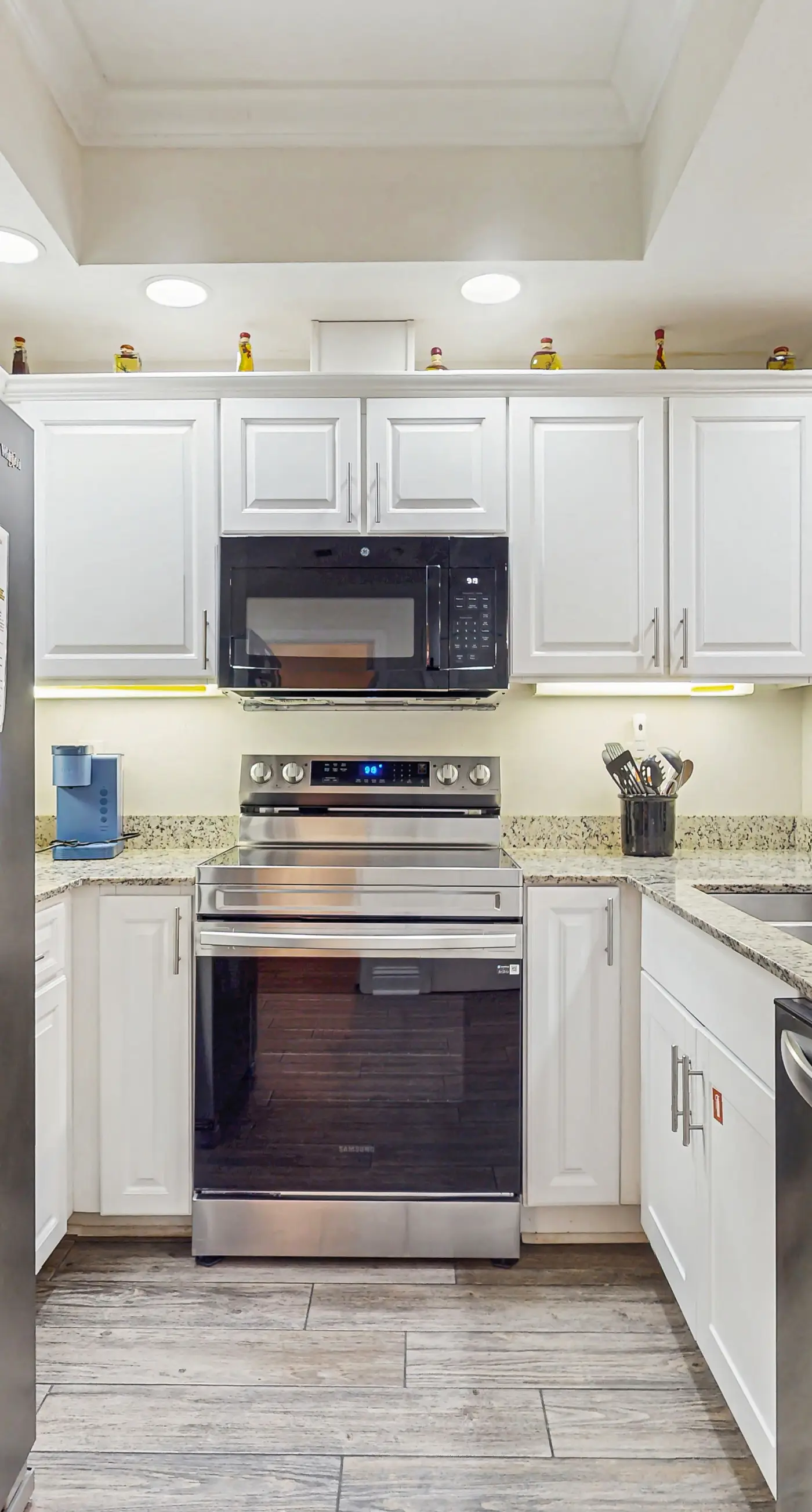 Corner Gulf/beachfront condo with pool, hot tub, sauna, & private balcony