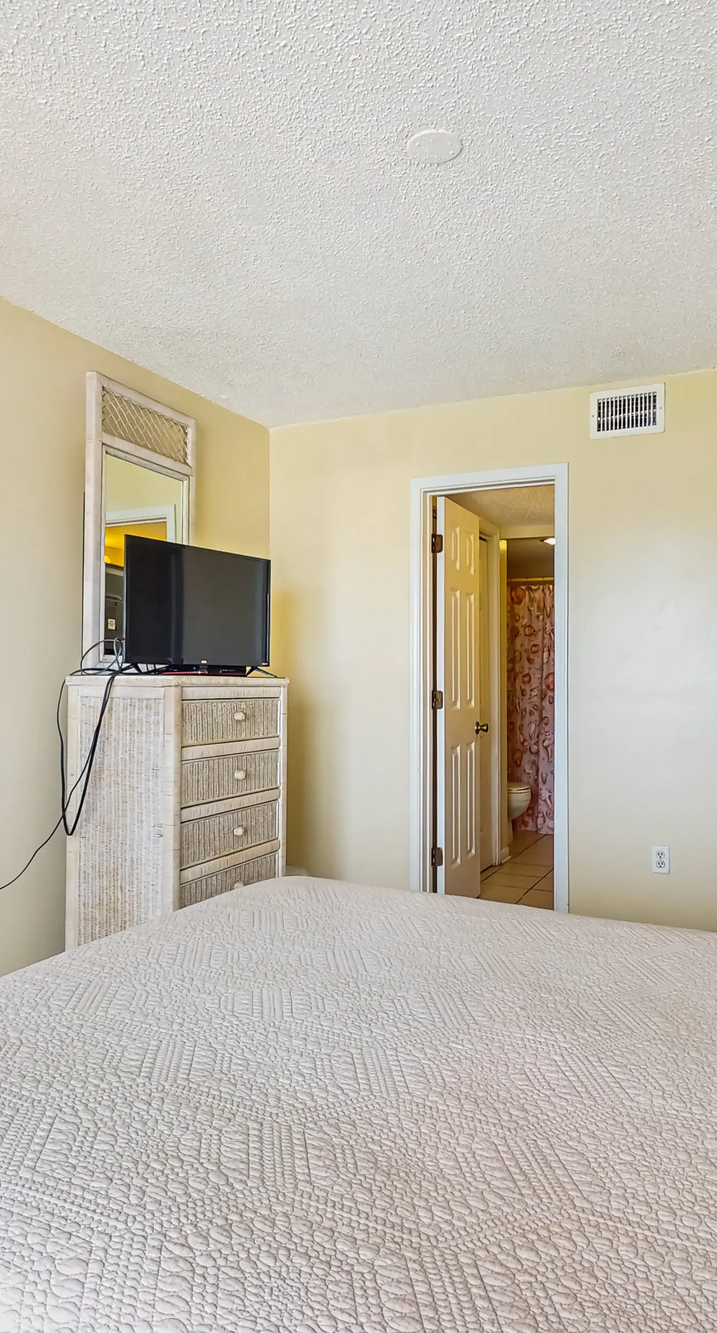 Gulf-front condo with furnished balcony, fast WiFi, pool & fitness room