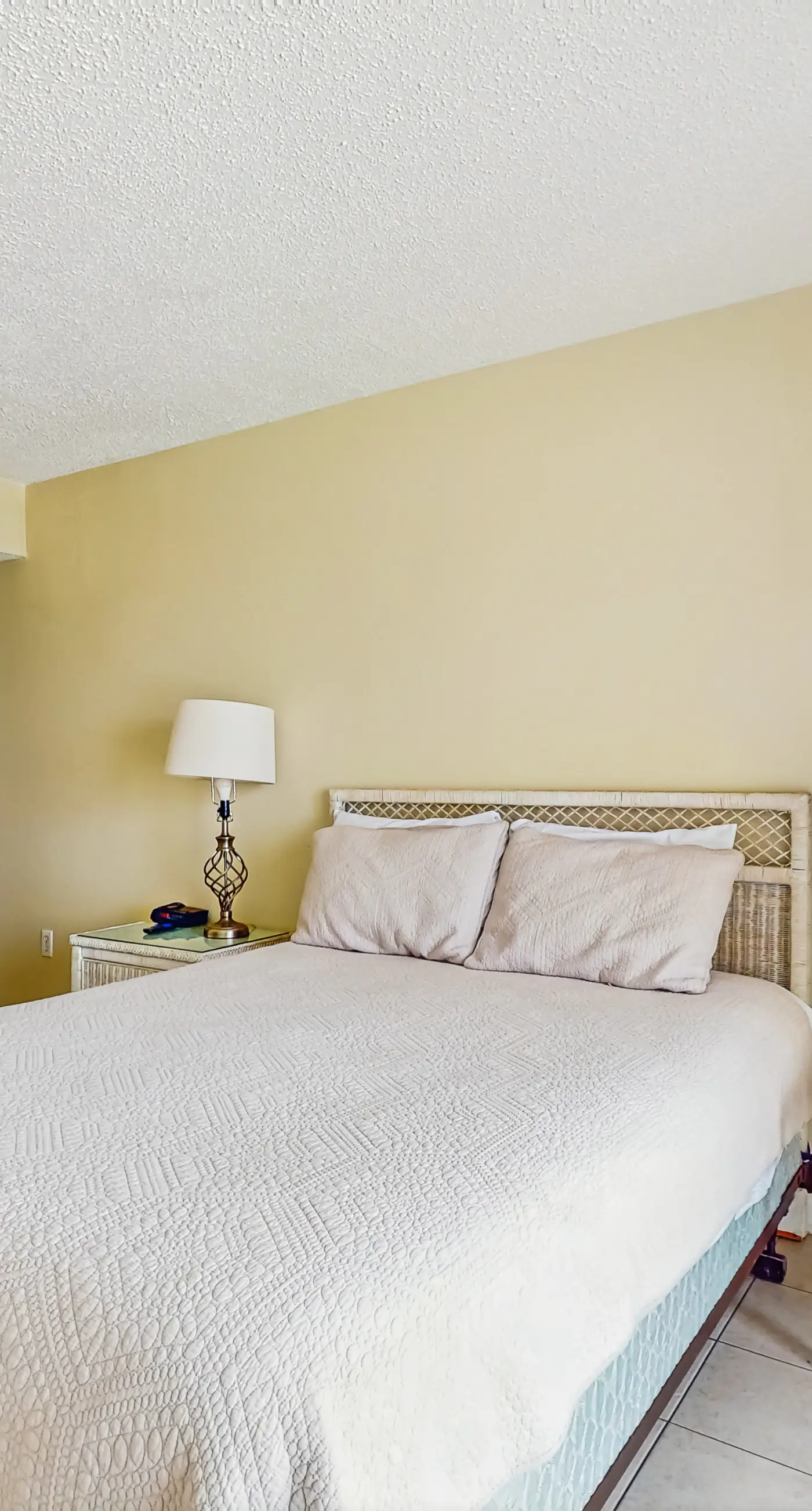 Gulf-front condo with furnished balcony, fast WiFi, pool & fitness room