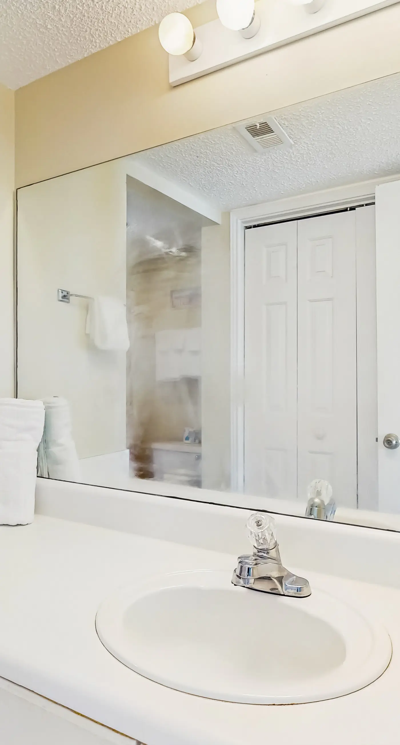 Gulf-front condo with furnished balcony, fast WiFi, pool & fitness room