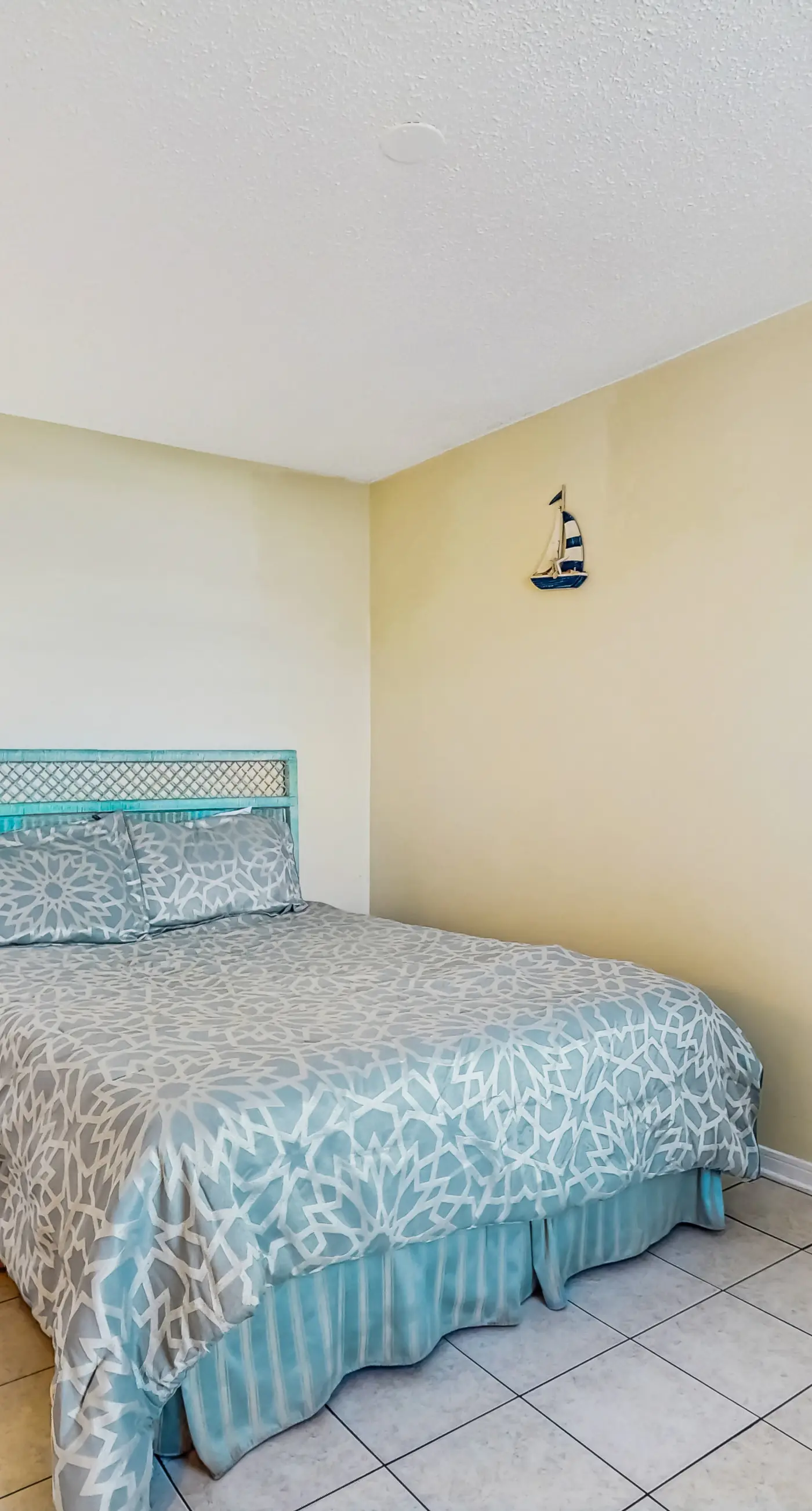 Gulf-front condo with furnished balcony, fast WiFi, pool & fitness room