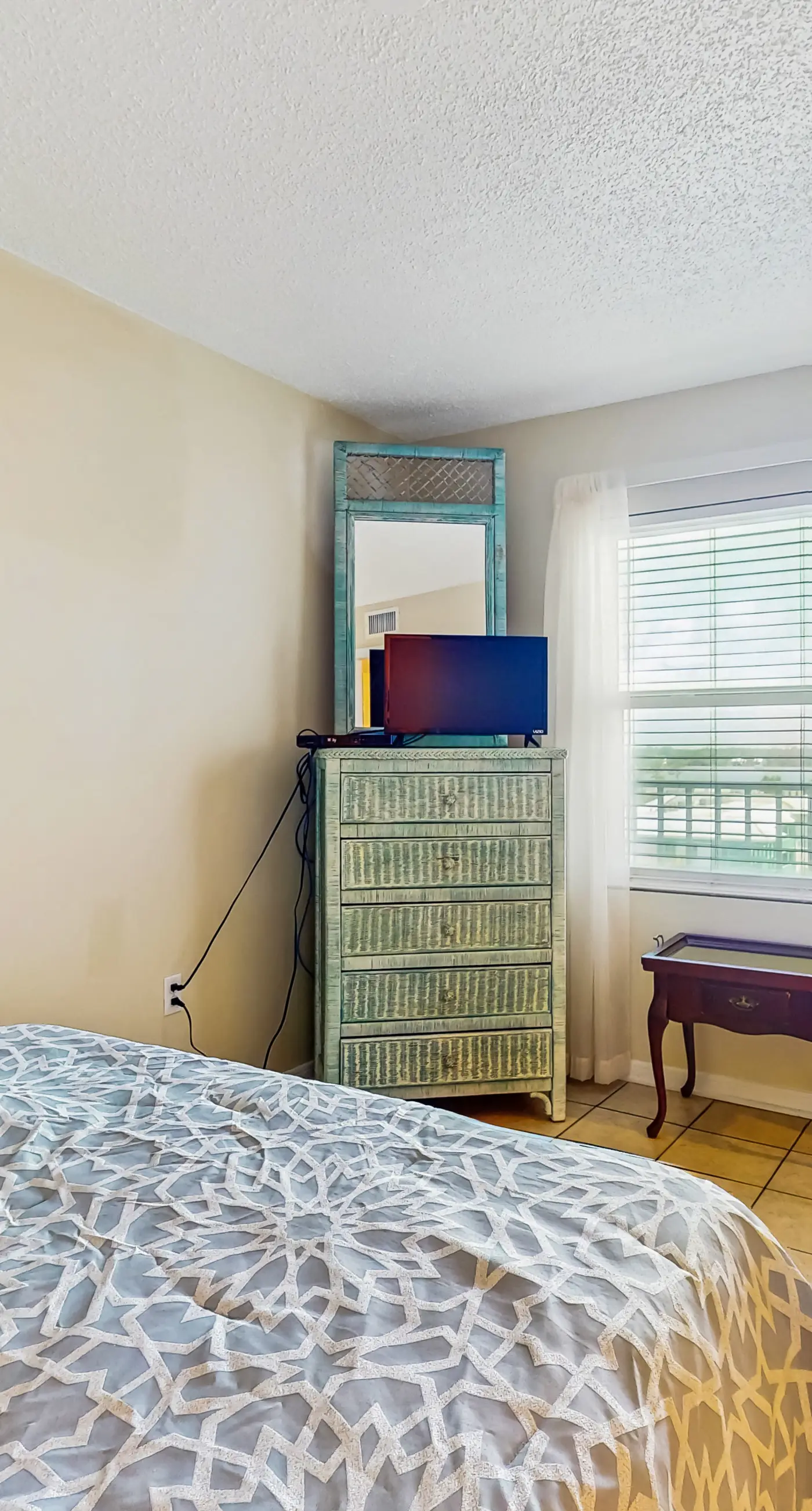 Gulf-front condo with furnished balcony, fast WiFi, pool & fitness room