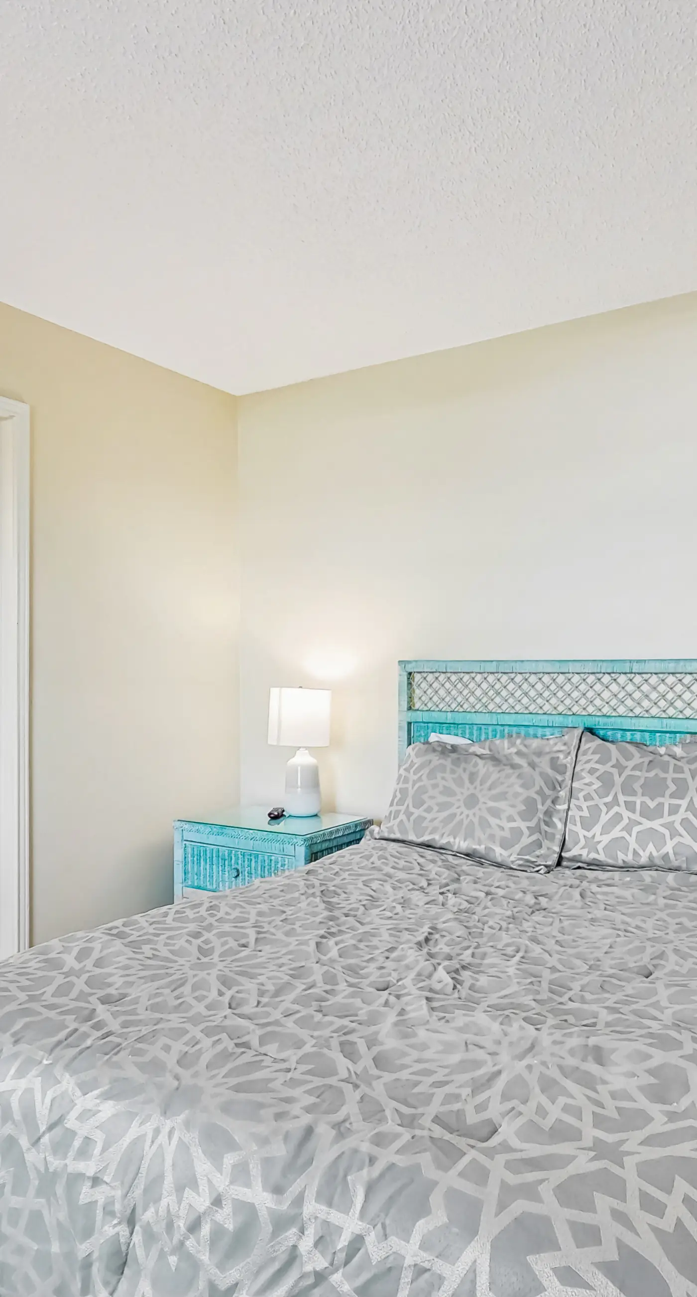 Gulf-front condo with furnished balcony, fast WiFi, pool & fitness room