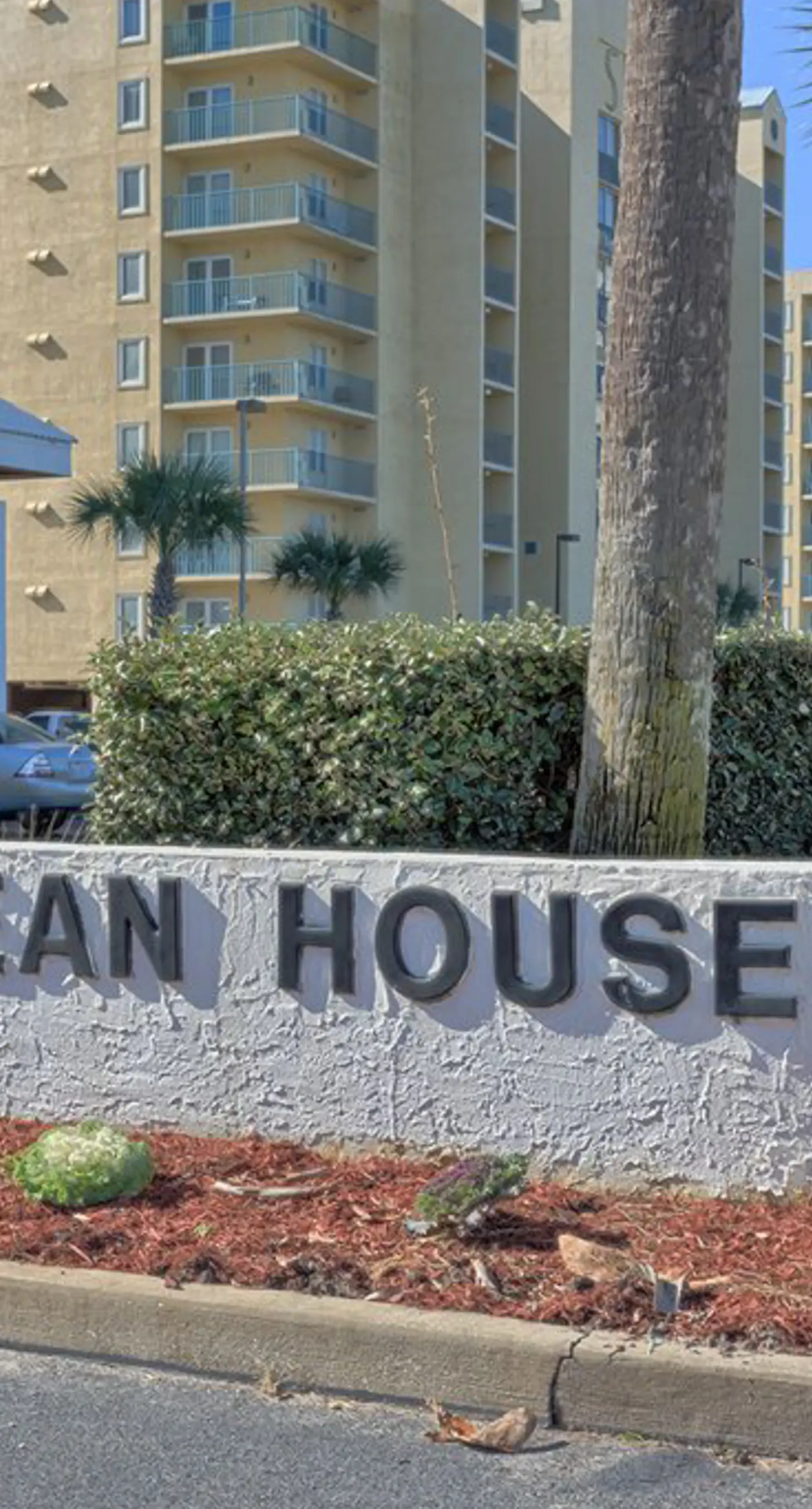 Gulf-front condo with furnished balcony, fast WiFi, pool & fitness room