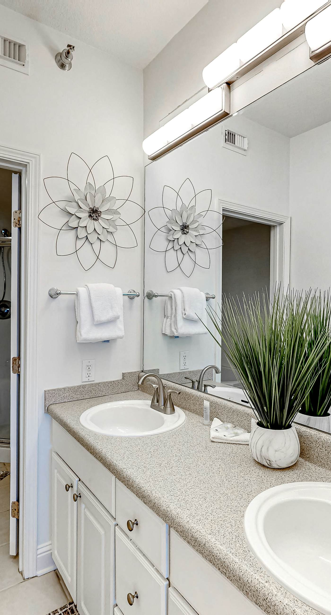 Coastal Condo w/ Balcony & Shared Pools/Hot Tubs/Gym and Gulf views