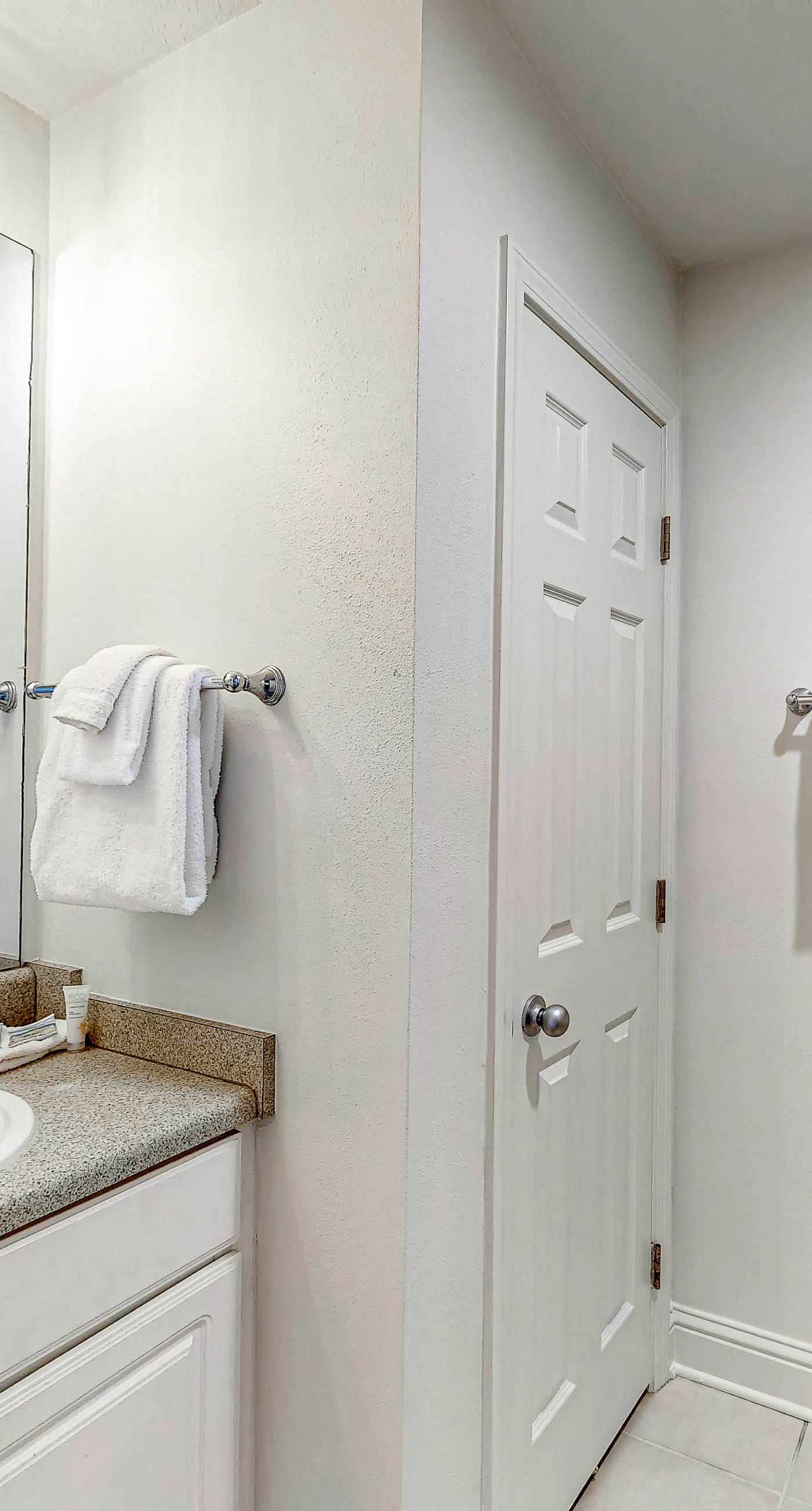 Coastal Condo w/ Balcony & Shared Pools/Hot Tubs/Gym and Gulf views