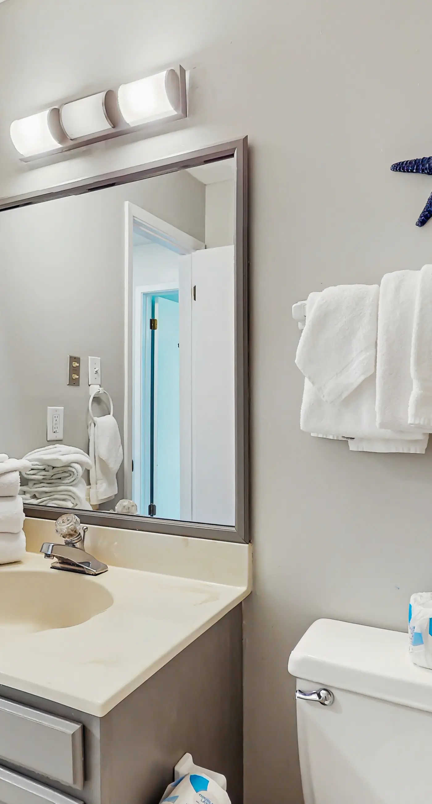 Second Floor Condo with Shared Pool, Fast WiFi, Central AC, and Full Kitchen