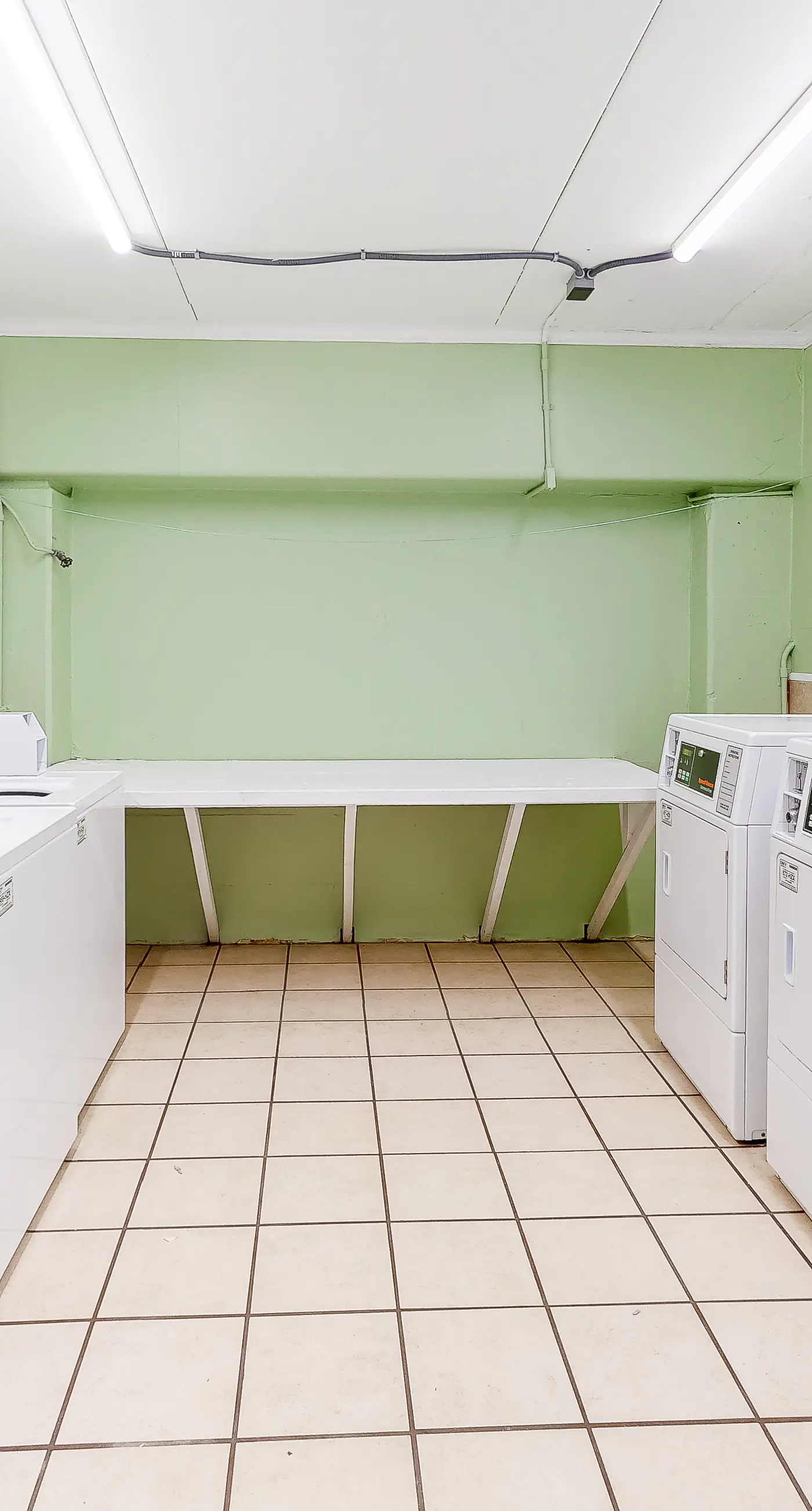 Second Floor Condo with Shared Pool, Fast WiFi, Central AC, and Full Kitchen