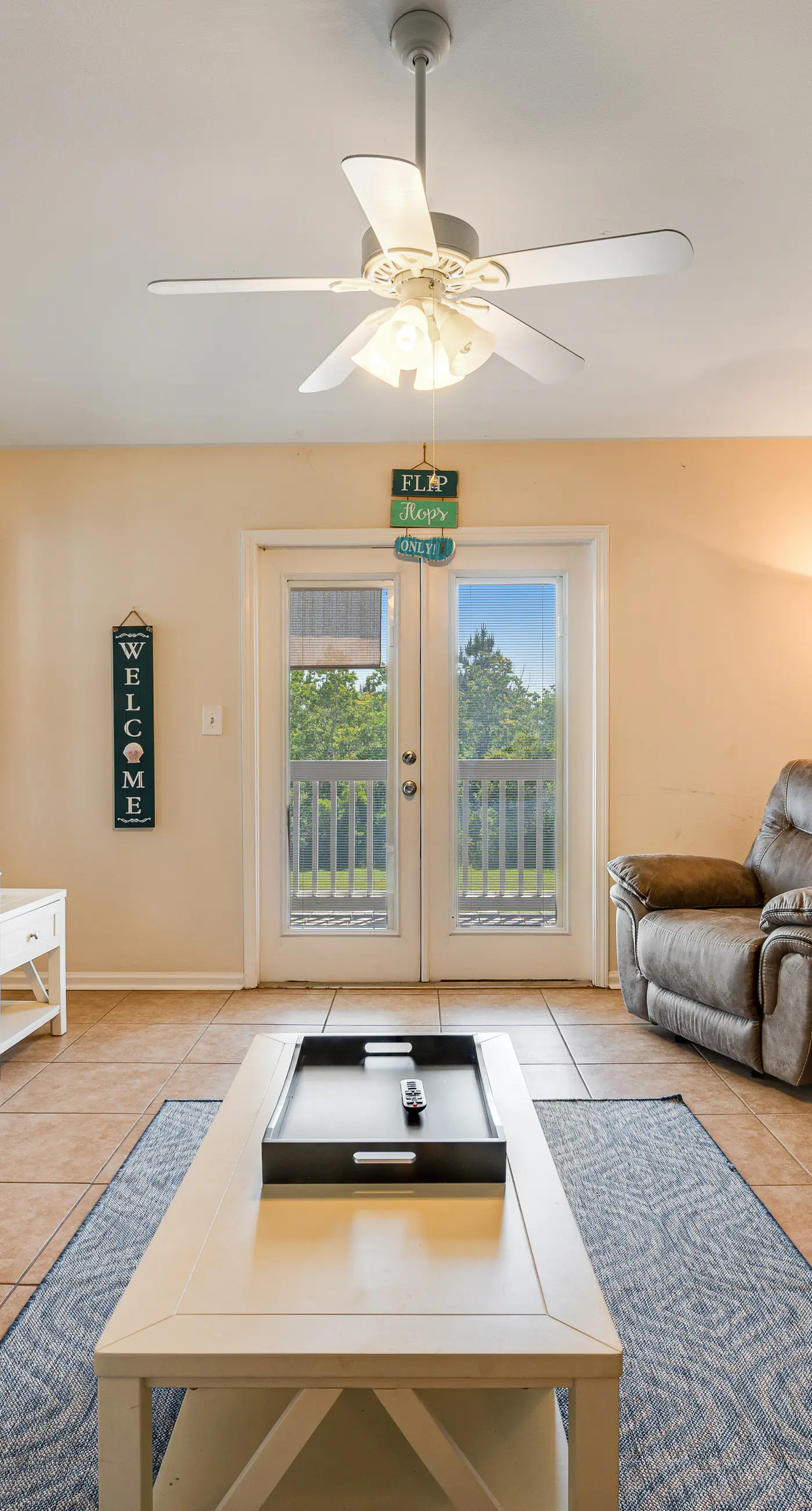 Snowbird-friendly condo with AC, outdoor pool, tennis & hot tub - near the beach