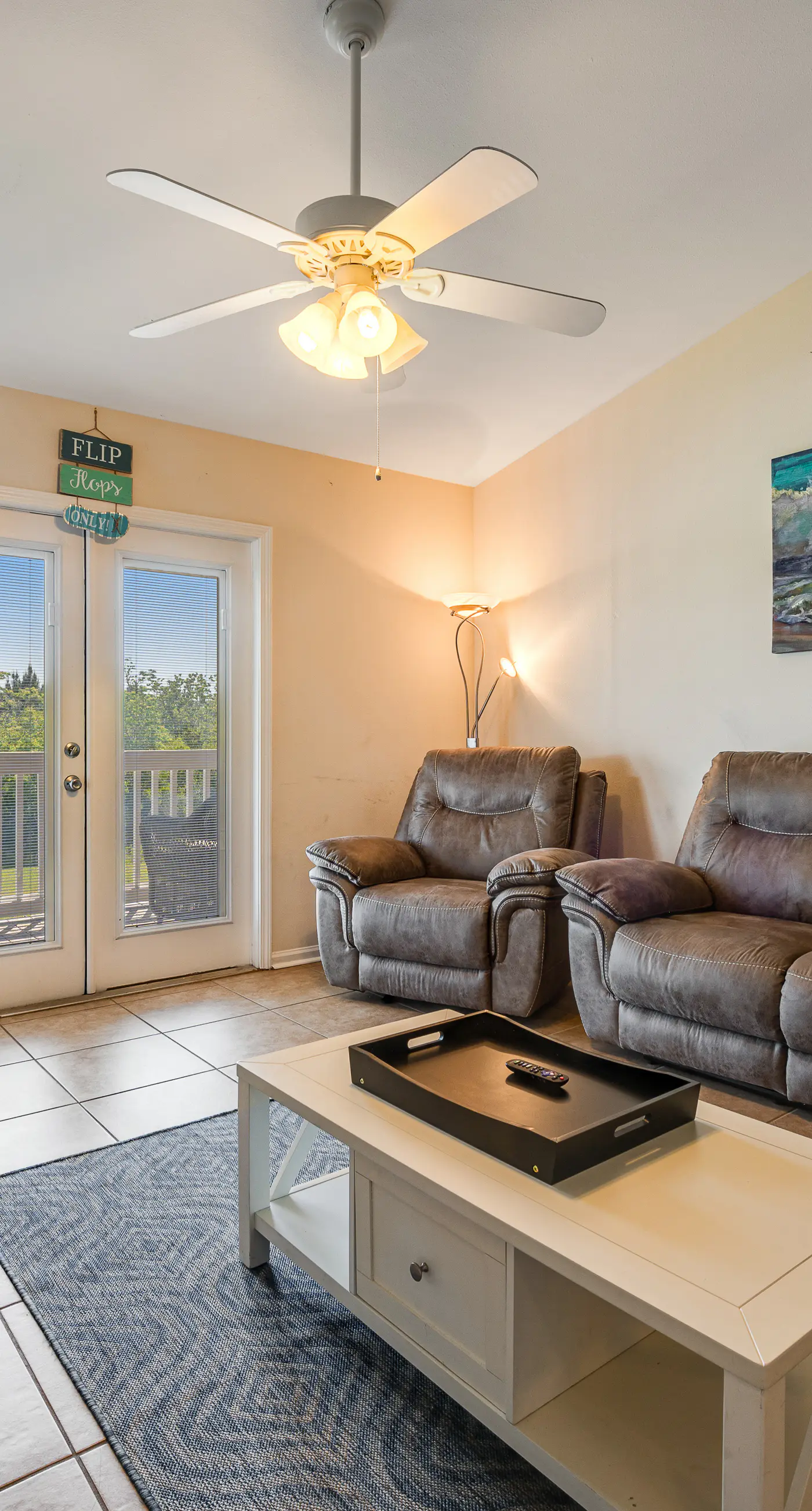 Snowbird-friendly condo with AC, outdoor pool, tennis & hot tub - near the beach