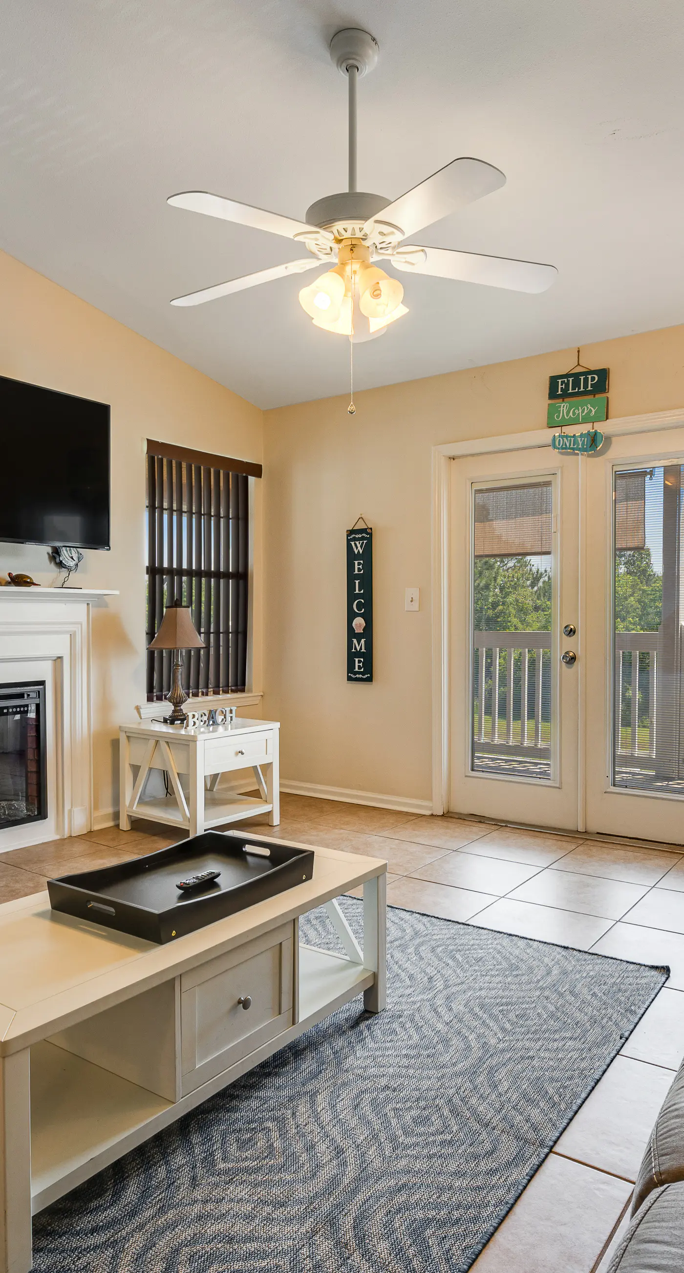 Snowbird-friendly condo with AC, outdoor pool, tennis & hot tub - near the beach