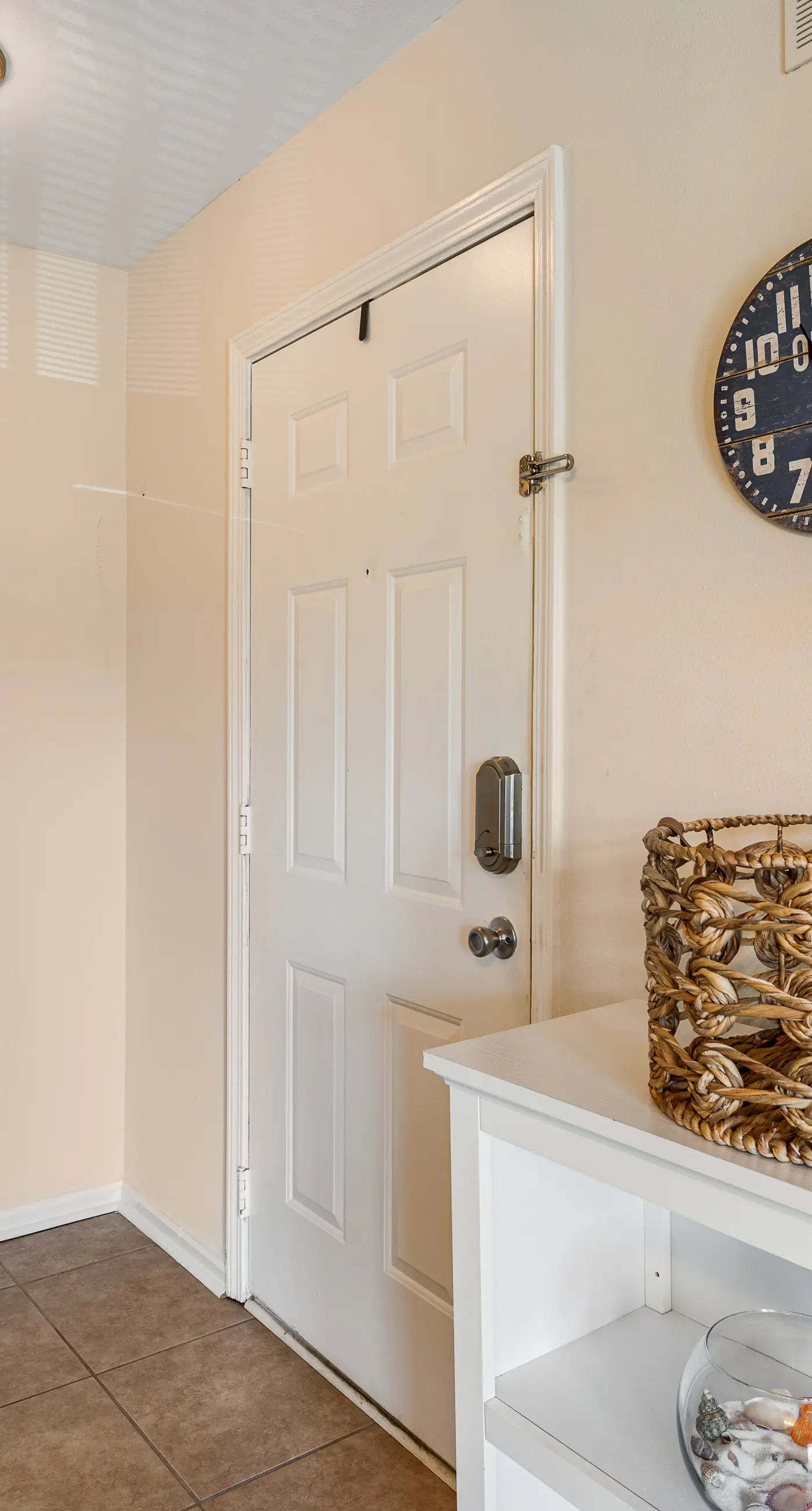 Snowbird-friendly condo with AC, outdoor pool, tennis & hot tub - near the beach