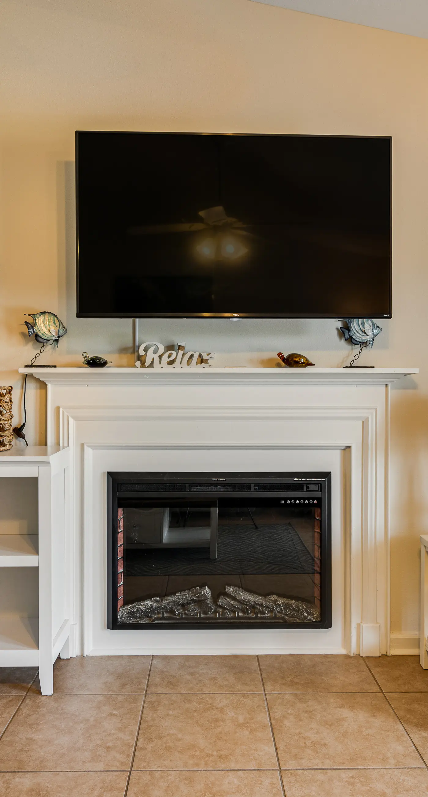 Snowbird-friendly condo with AC, outdoor pool, tennis & hot tub - near the beach