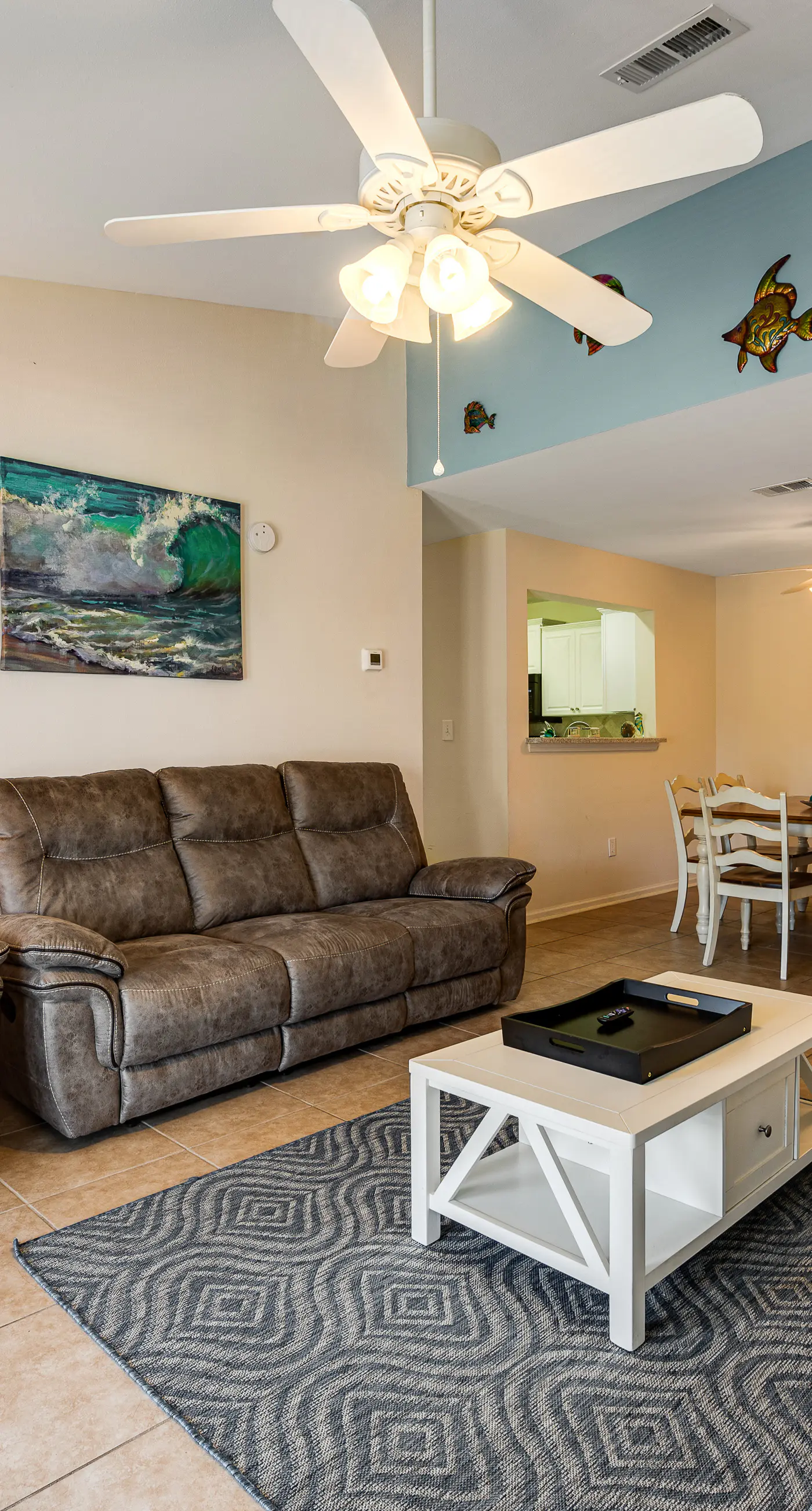 Snowbird-friendly condo with AC, outdoor pool, tennis & hot tub - near the beach