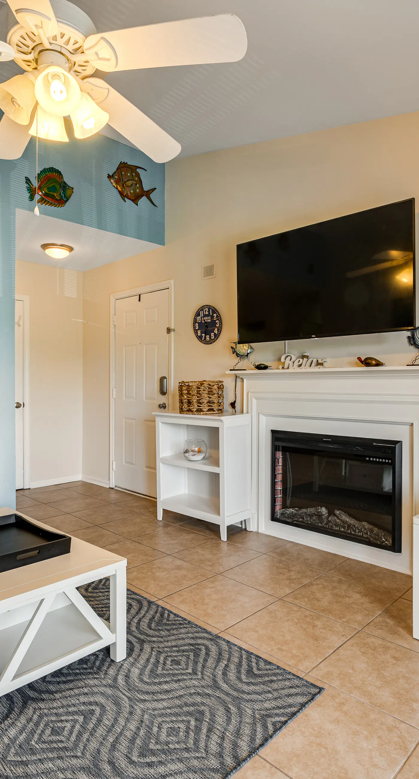 Snowbird-friendly condo with AC, outdoor pool, tennis & hot tub - near the beach