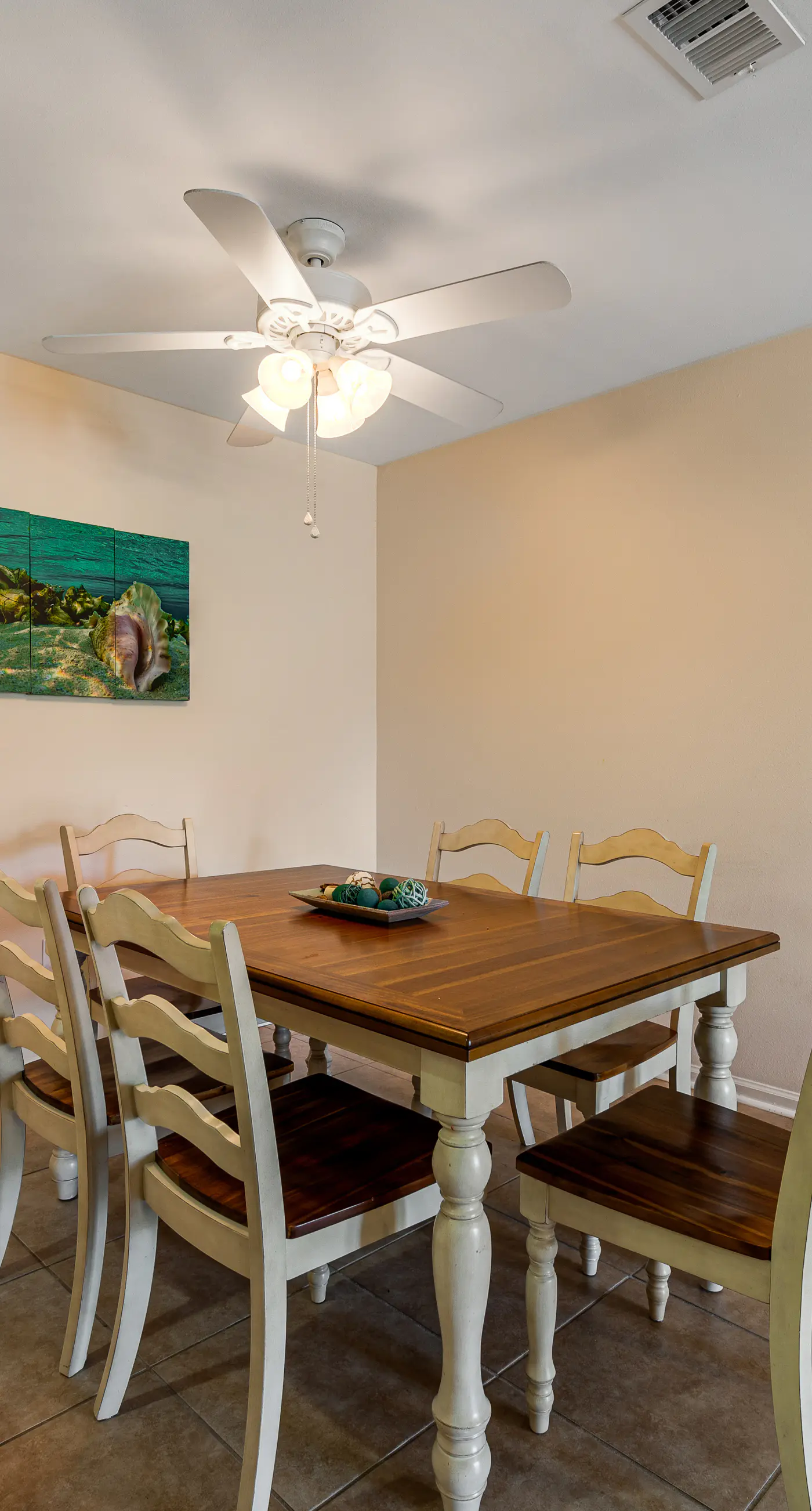 Snowbird-friendly condo with AC, outdoor pool, tennis & hot tub - near the beach