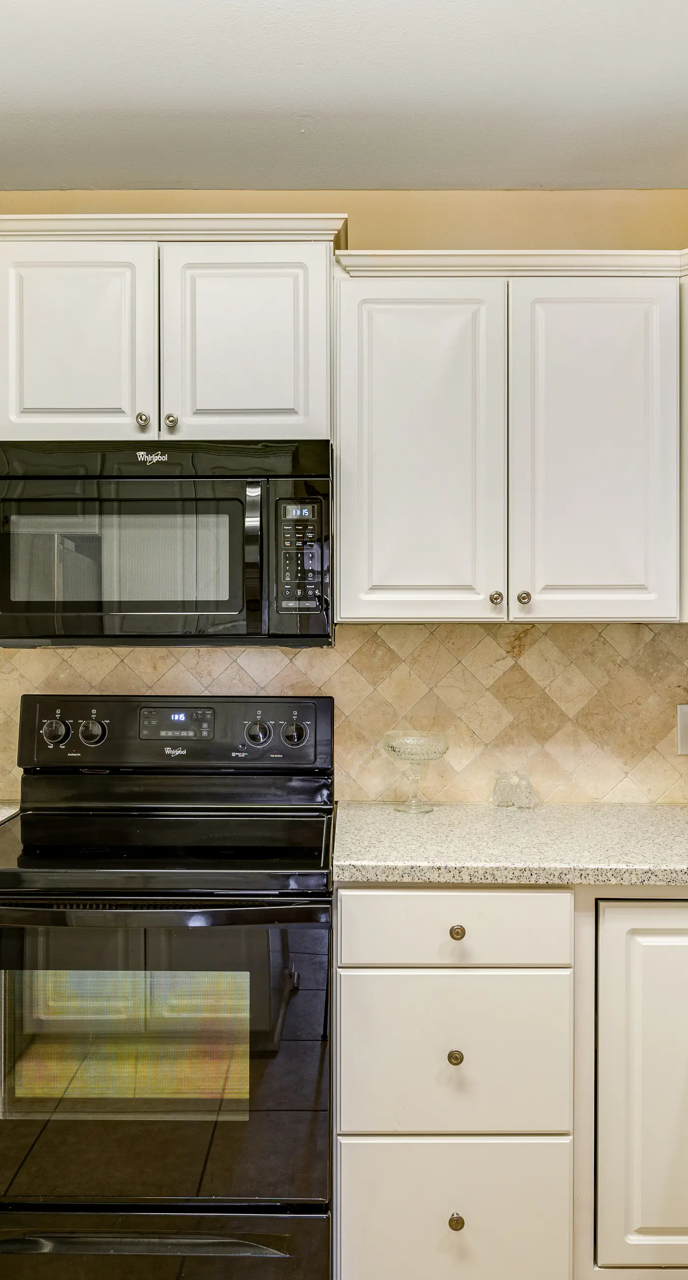 Snowbird-friendly condo with AC, outdoor pool, tennis & hot tub - near the beach