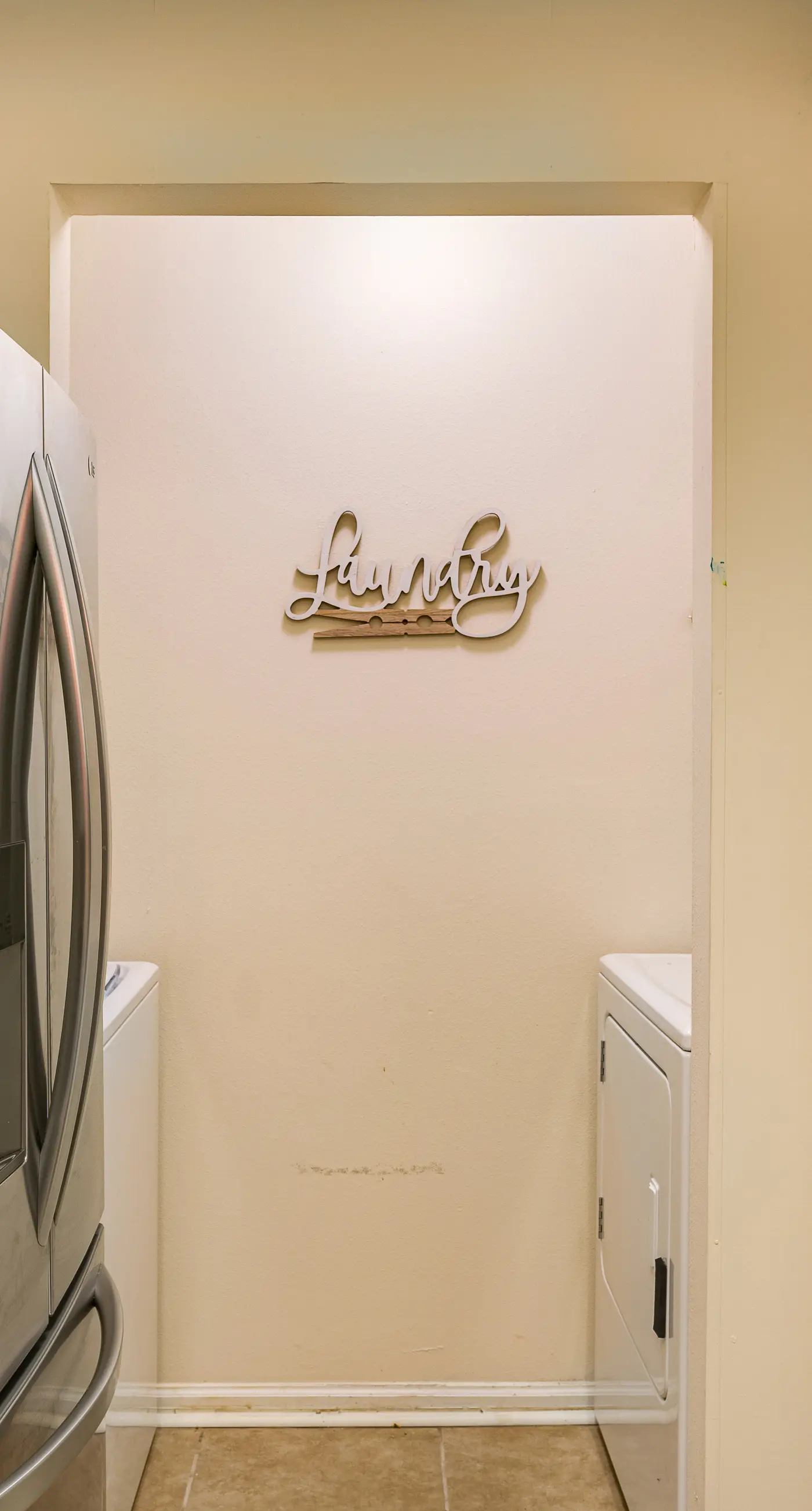 Snowbird-friendly condo with AC, outdoor pool, tennis & hot tub - near the beach