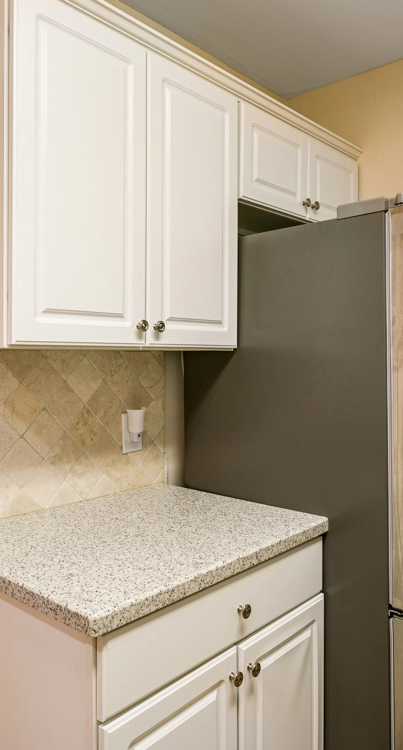 Snowbird-friendly condo with AC, outdoor pool, tennis & hot tub - near the beach