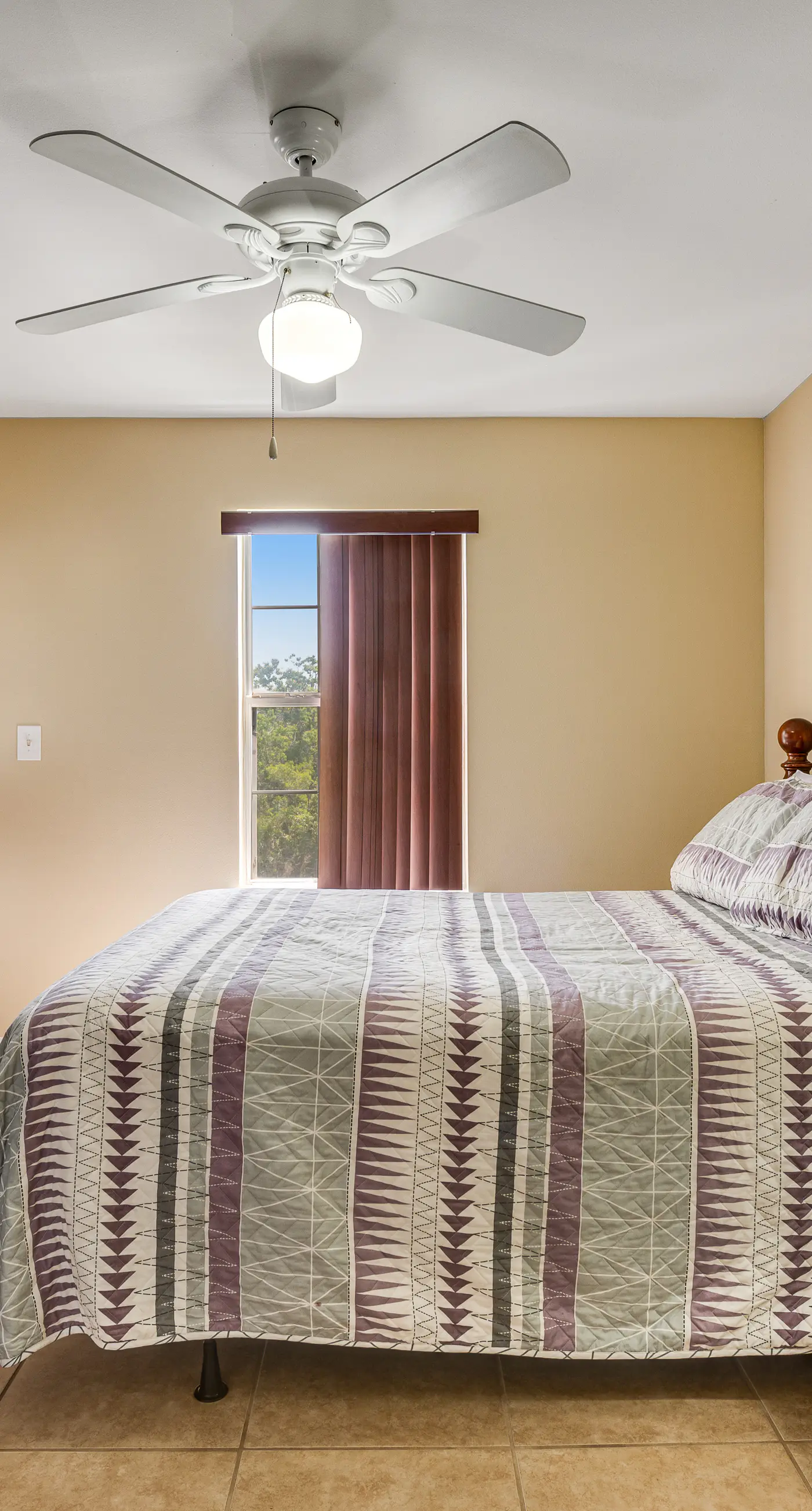 Snowbird-friendly condo with AC, outdoor pool, tennis & hot tub - near the beach