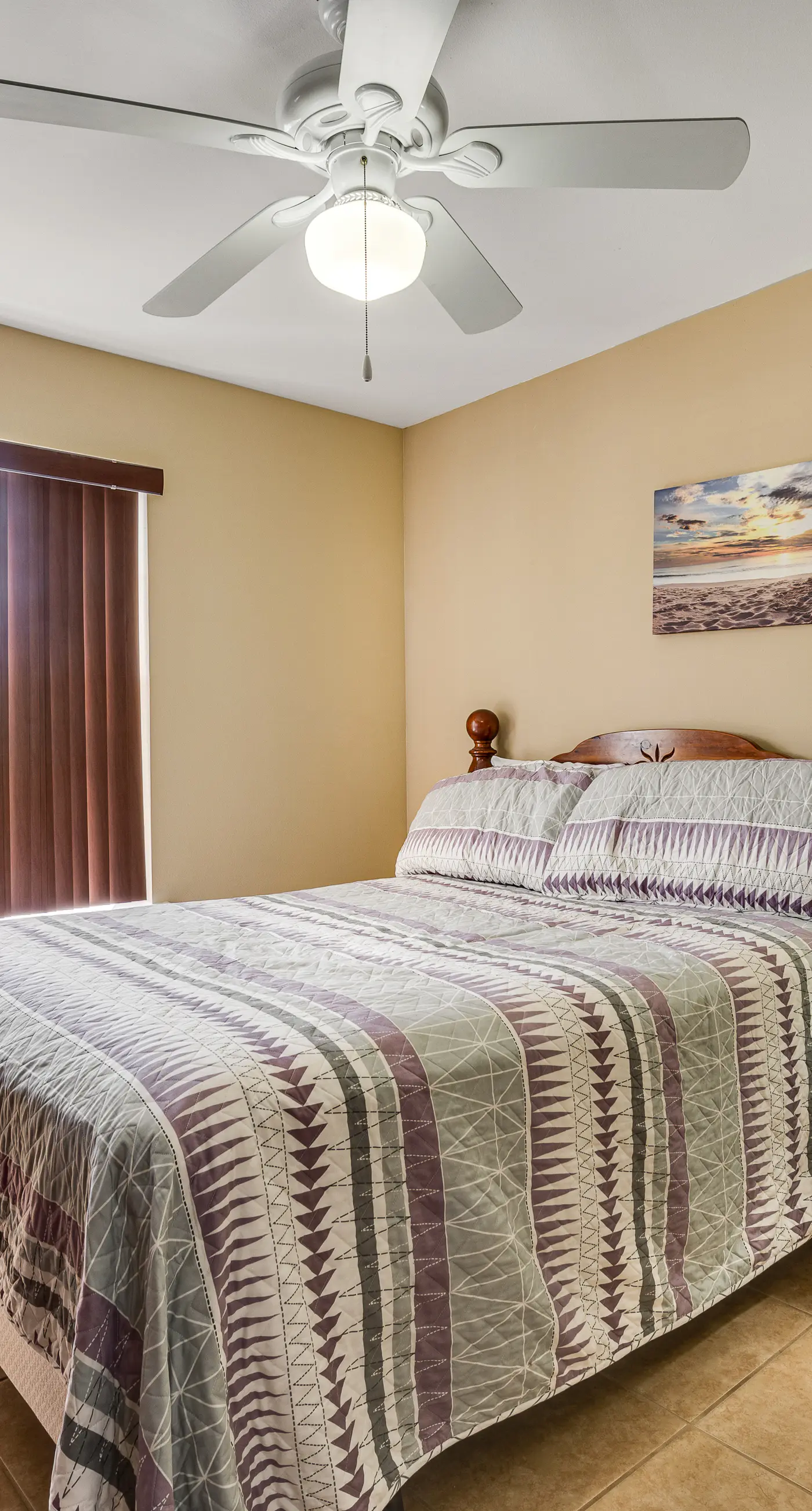 Snowbird-friendly condo with AC, outdoor pool, tennis & hot tub - near the beach