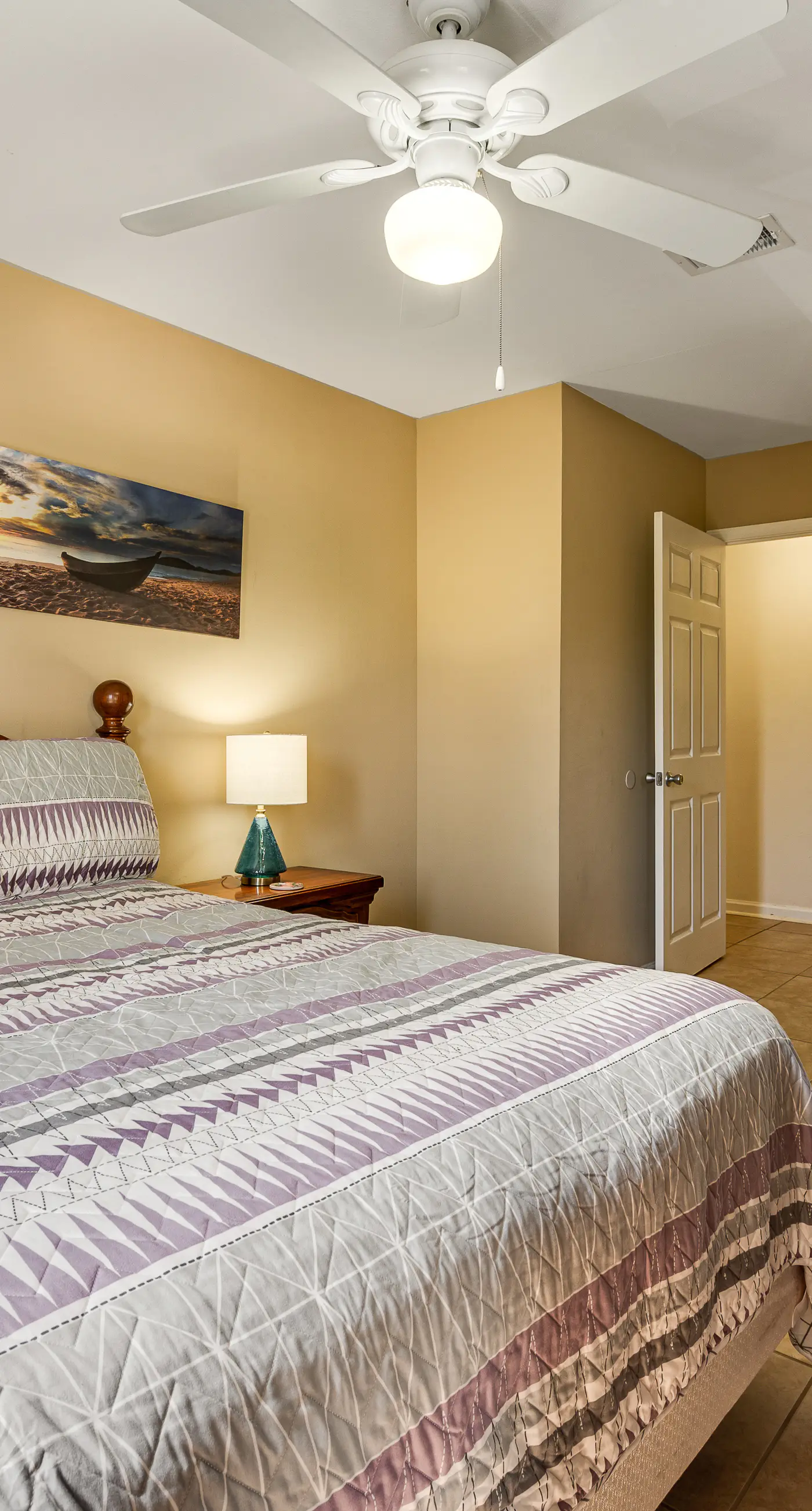 Snowbird-friendly condo with AC, outdoor pool, tennis & hot tub - near the beach