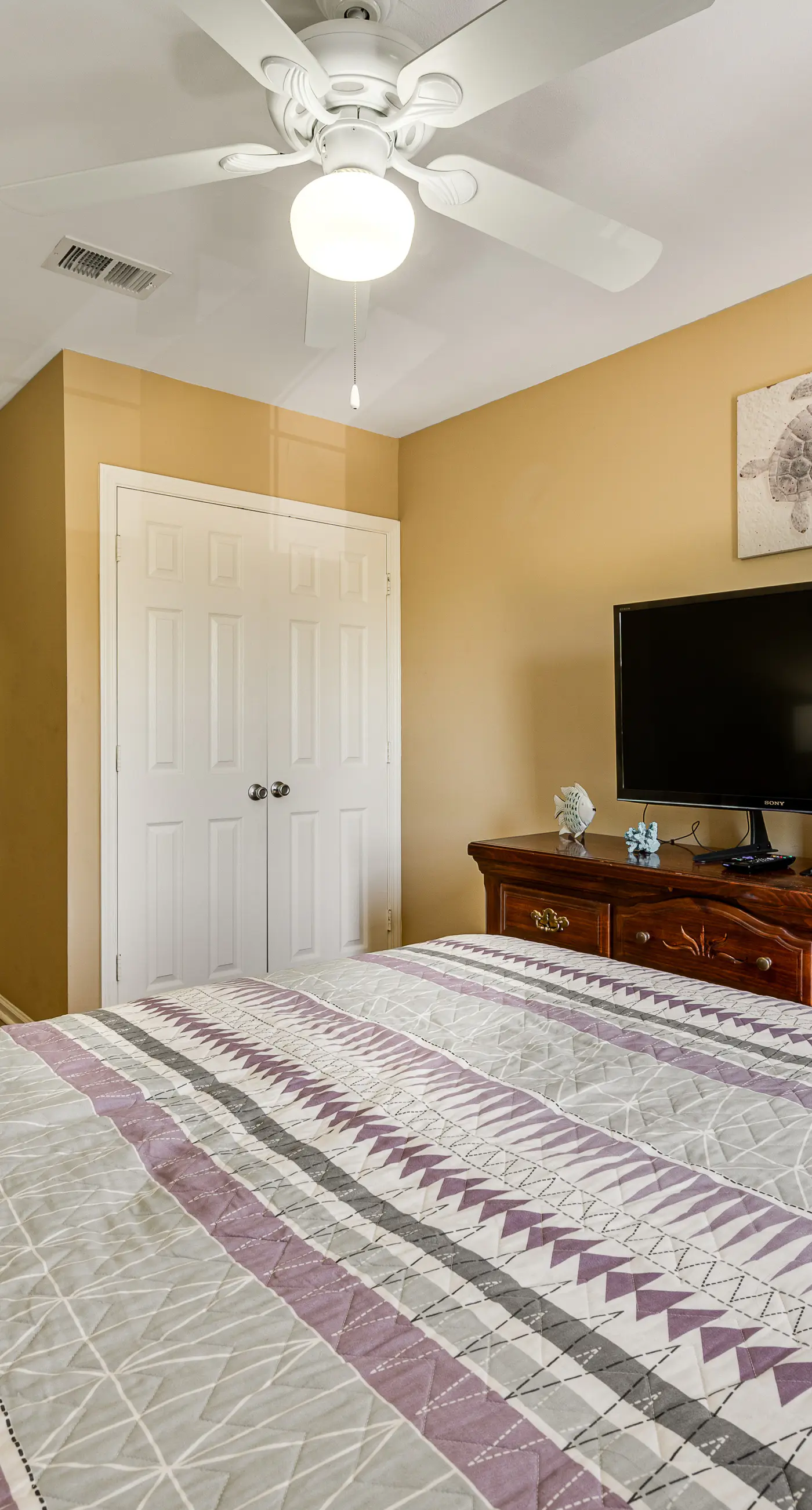 Snowbird-friendly condo with AC, outdoor pool, tennis & hot tub - near the beach