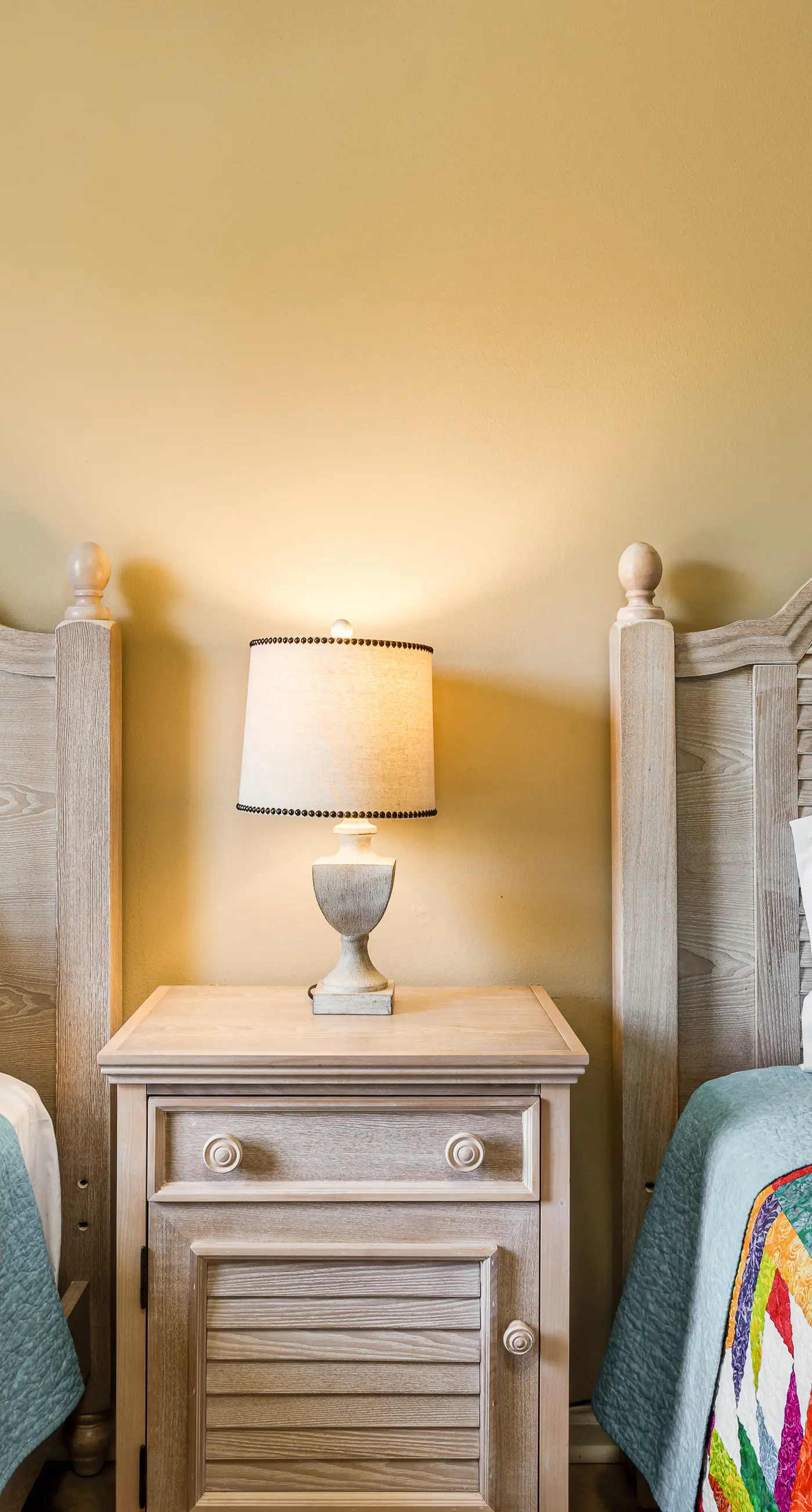 Snowbird-friendly condo with AC, outdoor pool, tennis & hot tub - near the beach