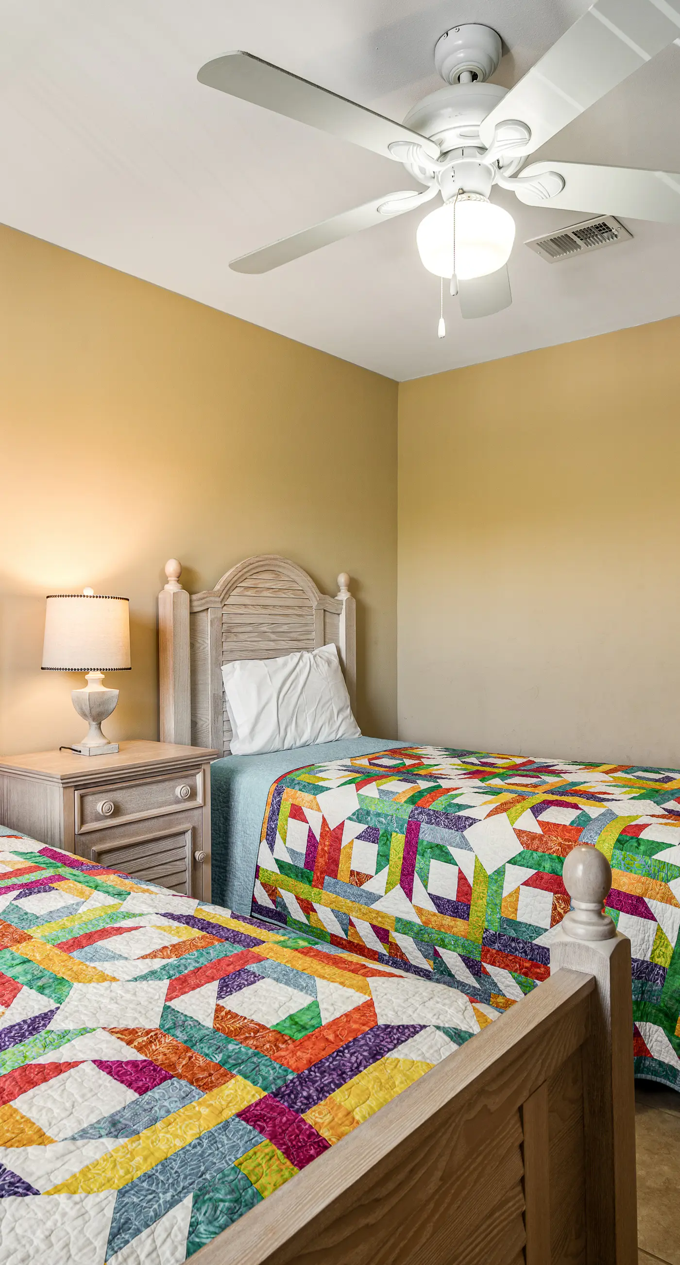 Snowbird-friendly condo with AC, outdoor pool, tennis & hot tub - near the beach