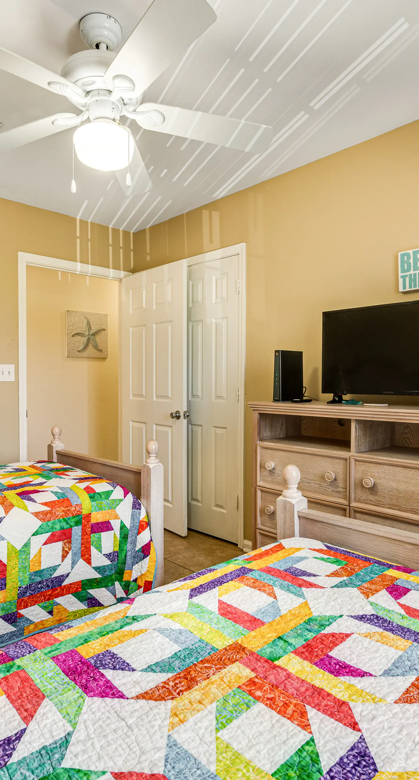 Snowbird-friendly condo with AC, outdoor pool, tennis & hot tub - near the beach