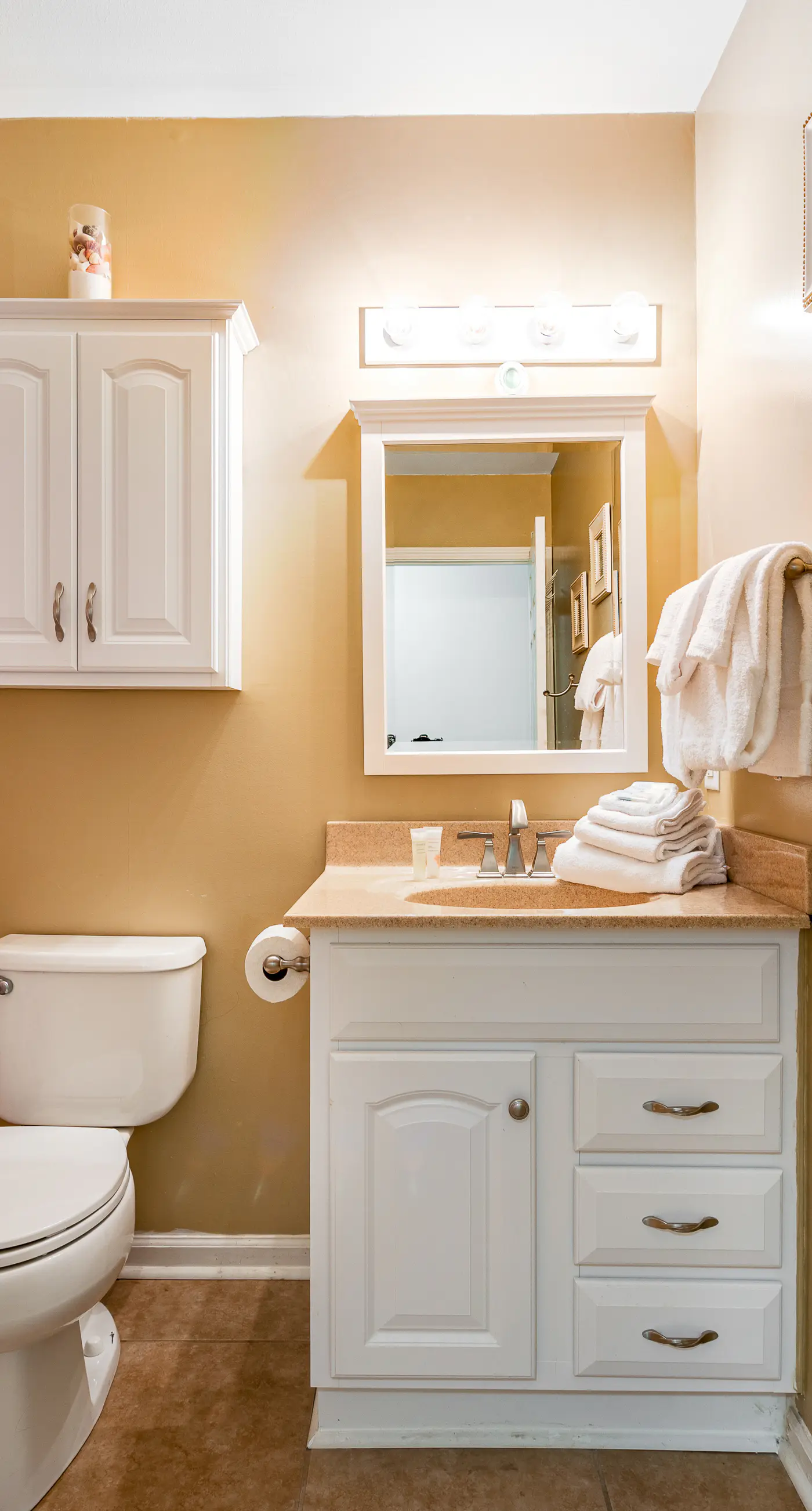 Snowbird-friendly condo with AC, outdoor pool, tennis & hot tub - near the beach