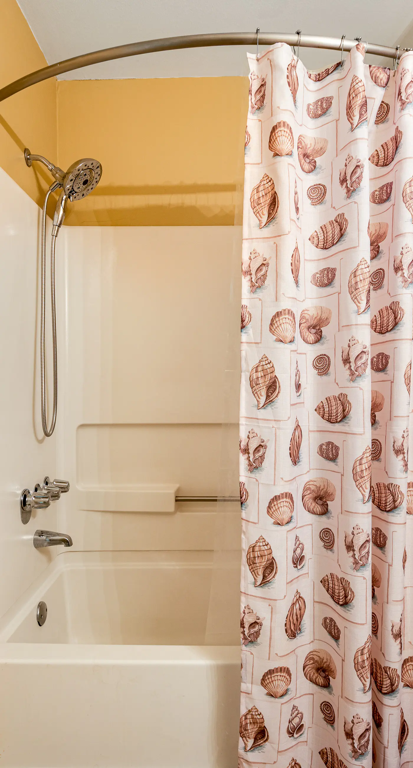 Snowbird-friendly condo with AC, outdoor pool, tennis & hot tub - near the beach