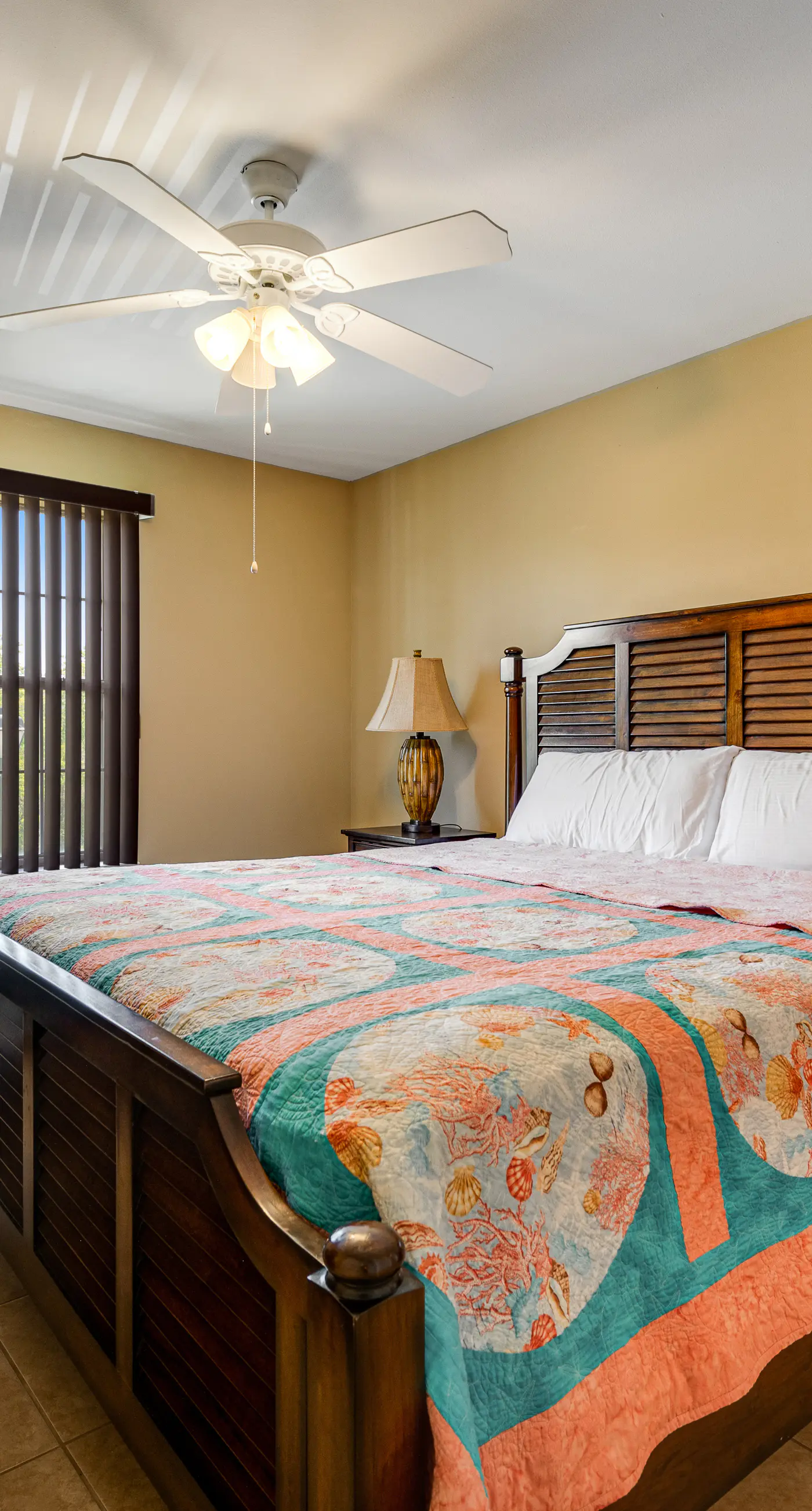 Snowbird-friendly condo with AC, outdoor pool, tennis & hot tub - near the beach