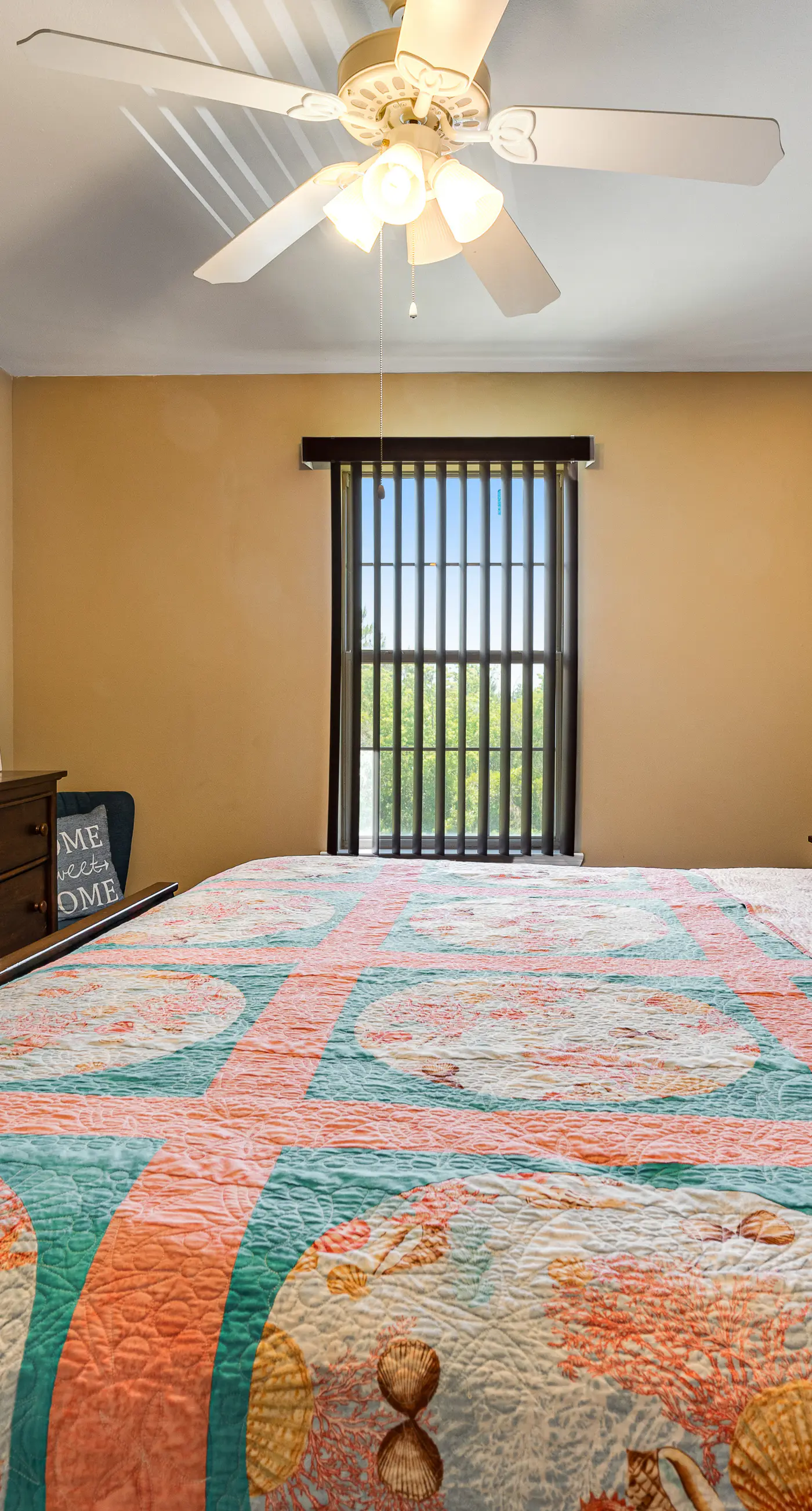 Snowbird-friendly condo with AC, outdoor pool, tennis & hot tub - near the beach