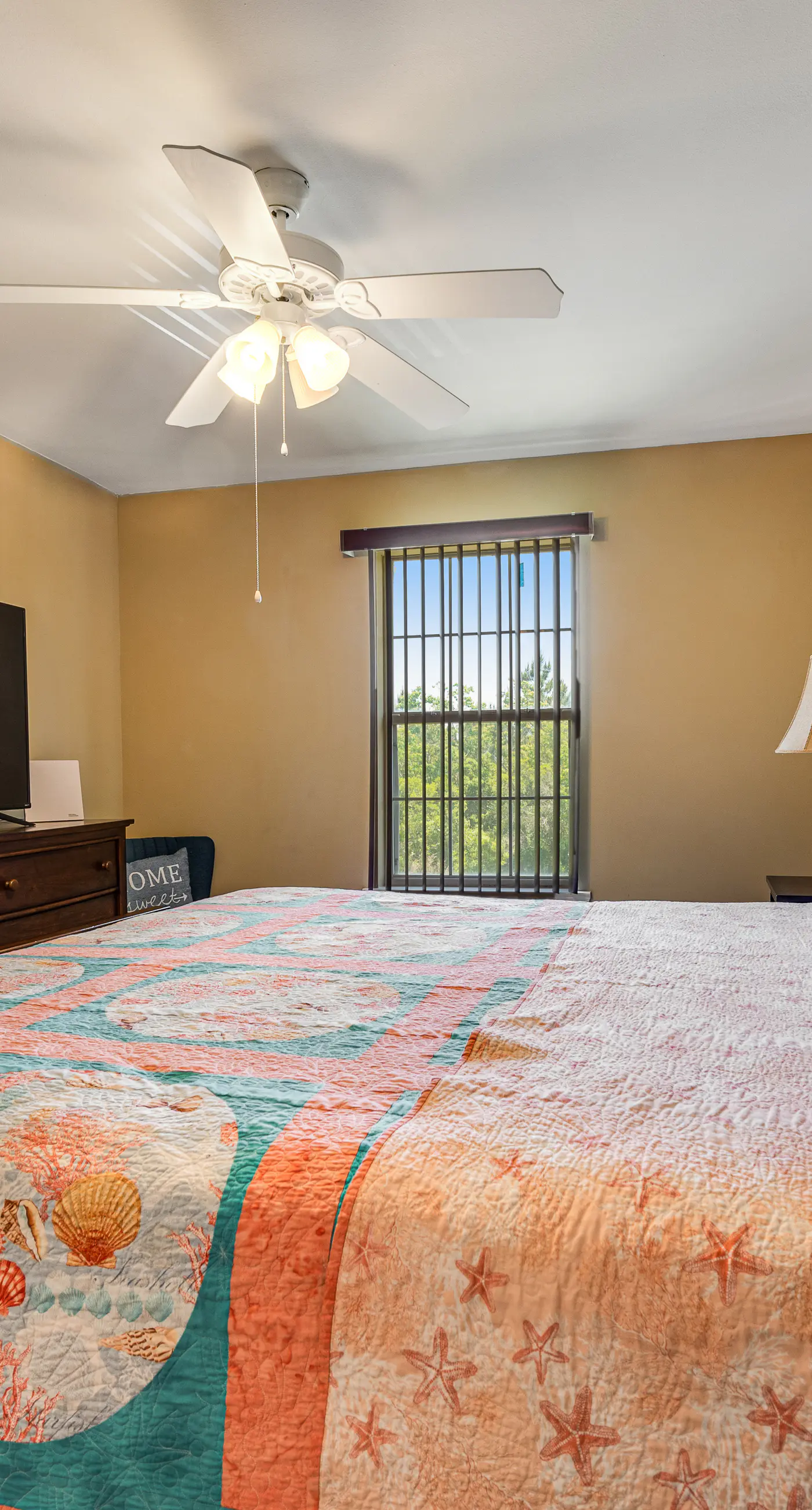 Snowbird-friendly condo with AC, outdoor pool, tennis & hot tub - near the beach