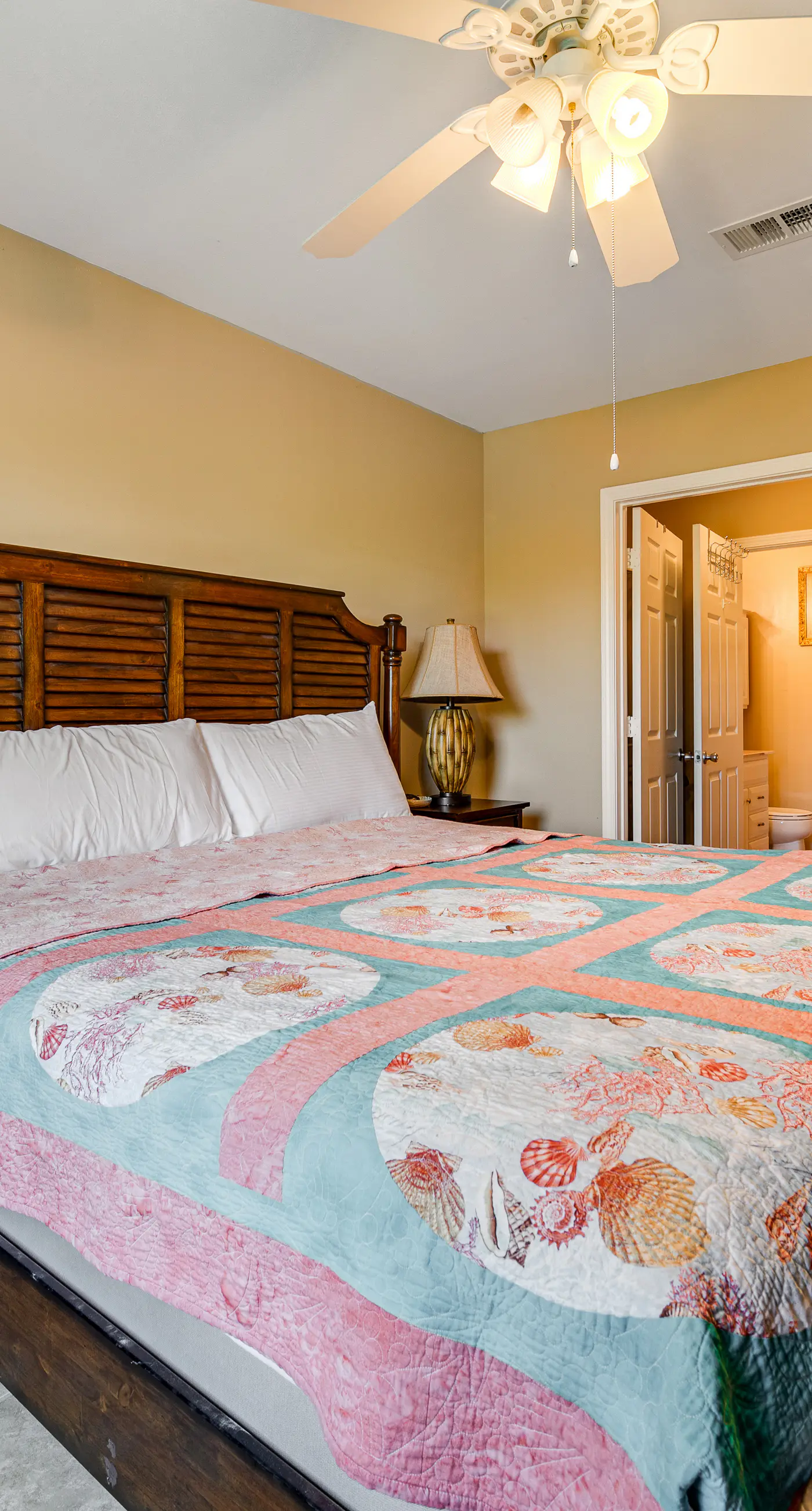 Snowbird-friendly condo with AC, outdoor pool, tennis & hot tub - near the beach