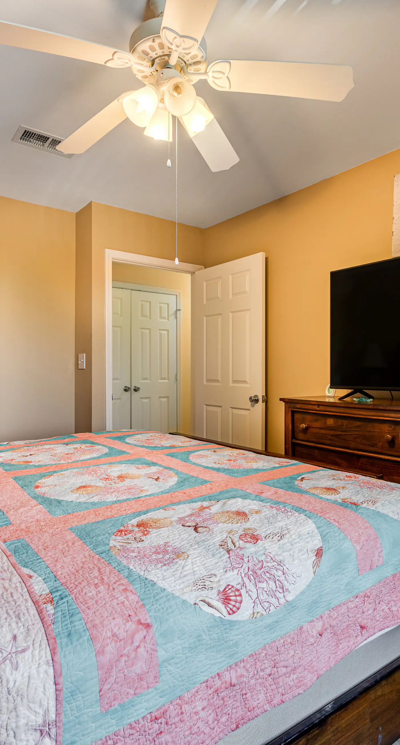 Snowbird-friendly condo with AC, outdoor pool, tennis & hot tub - near the beach